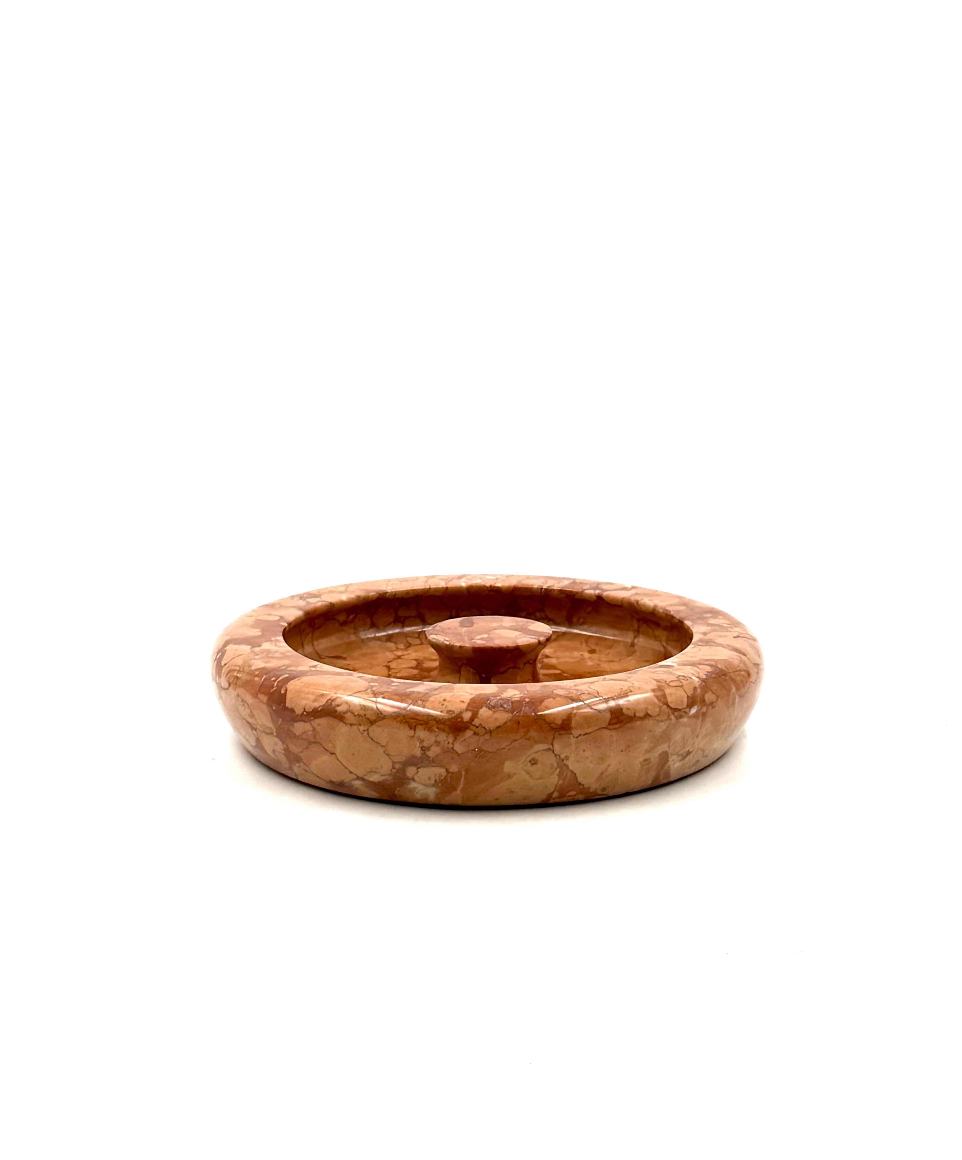 Angelo Mangiarotti, red marble centerpiece / bowl, Knoll Internat. Italy, 1970s Mármol en venta