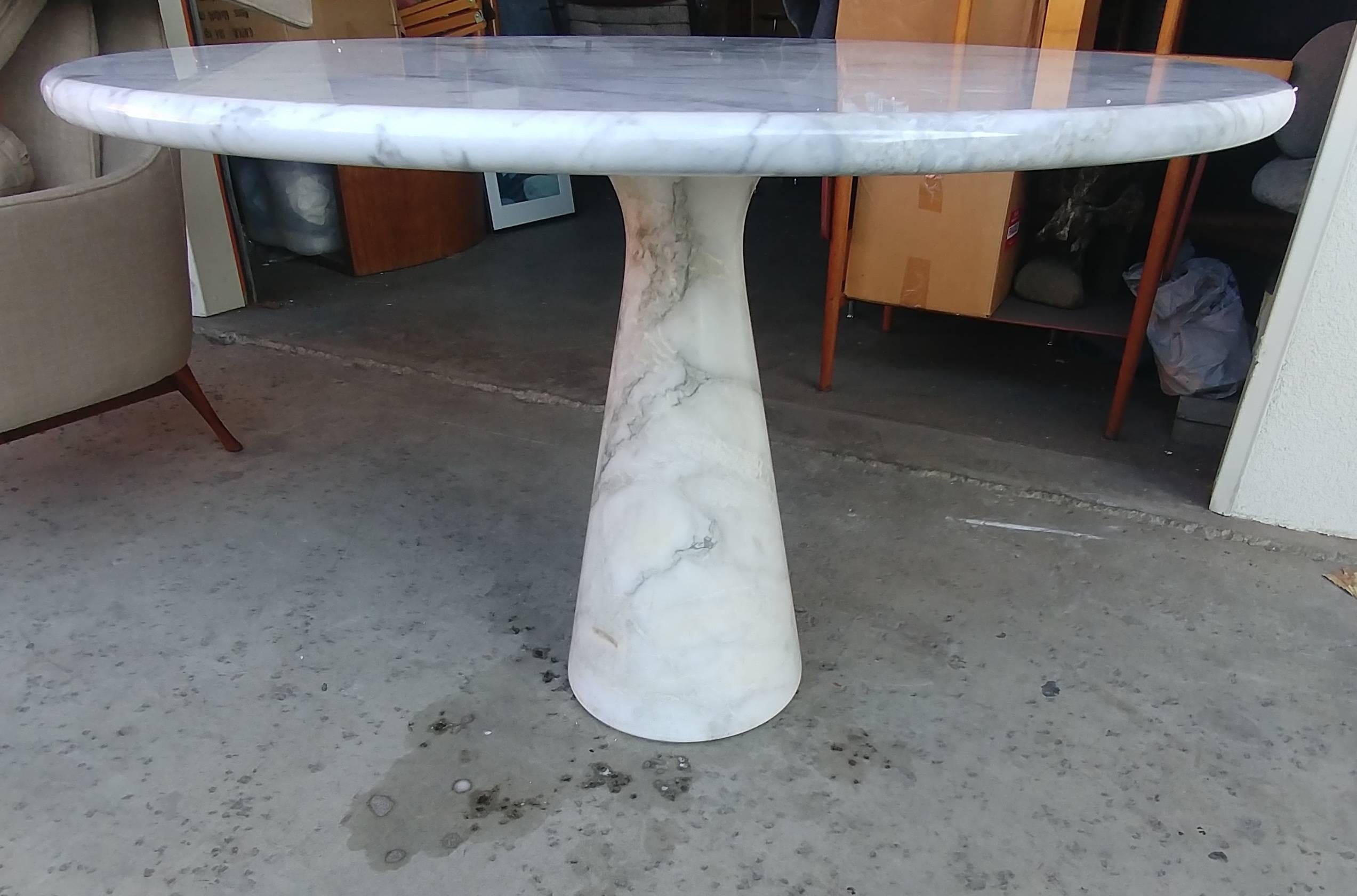 Angelo Mangiarotti Round Carrara Marble Dining Table In Excellent Condition In Los Angeles, CA