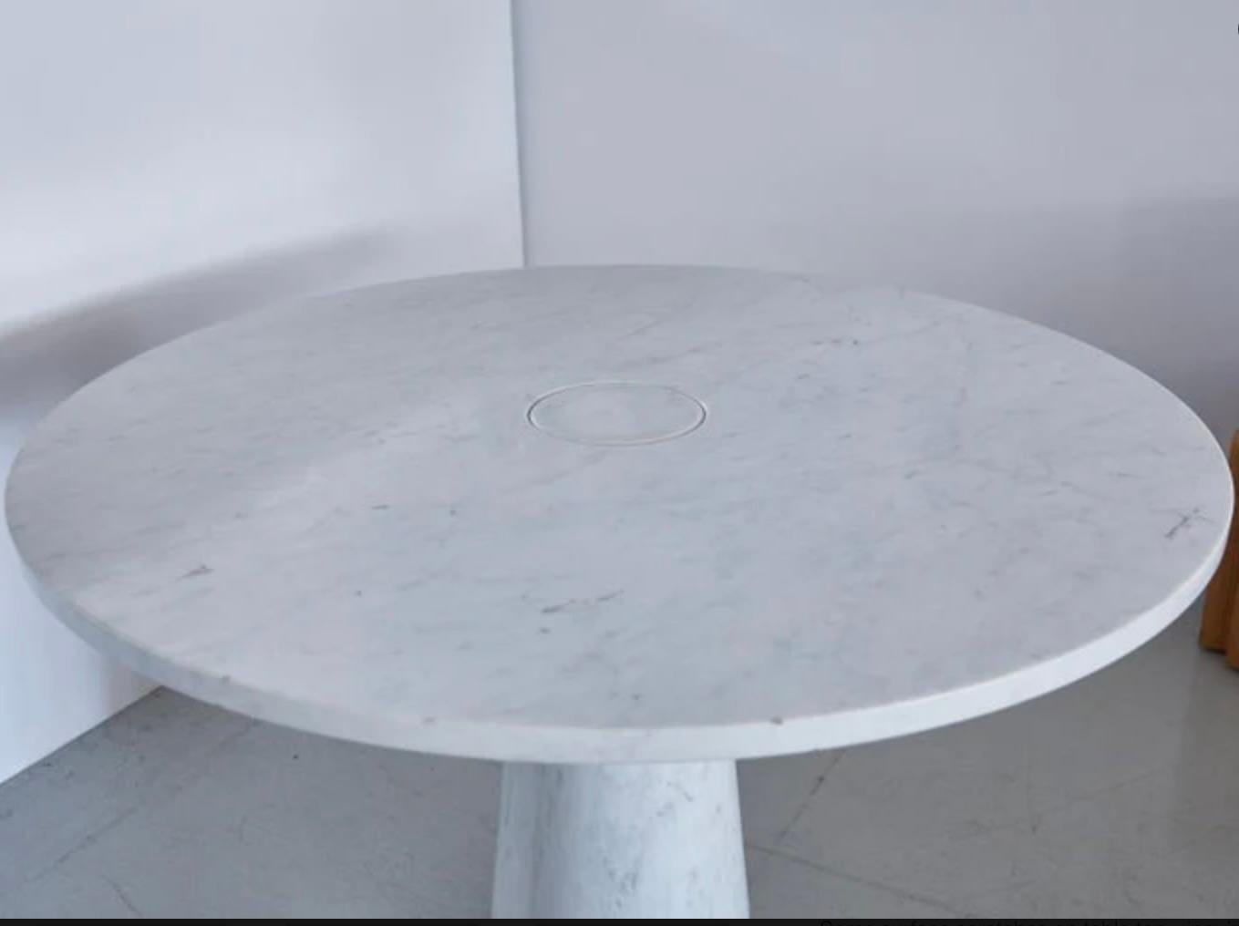 Table de salle à manger ronde Angelo Mangiarotti en marbre blanc de Carrare. Conception étonnante avec une base conique passant par le centre d'un sommet rond et circulaire. Fait partie de la série Eros pour Skipper, Italie, années 1970.