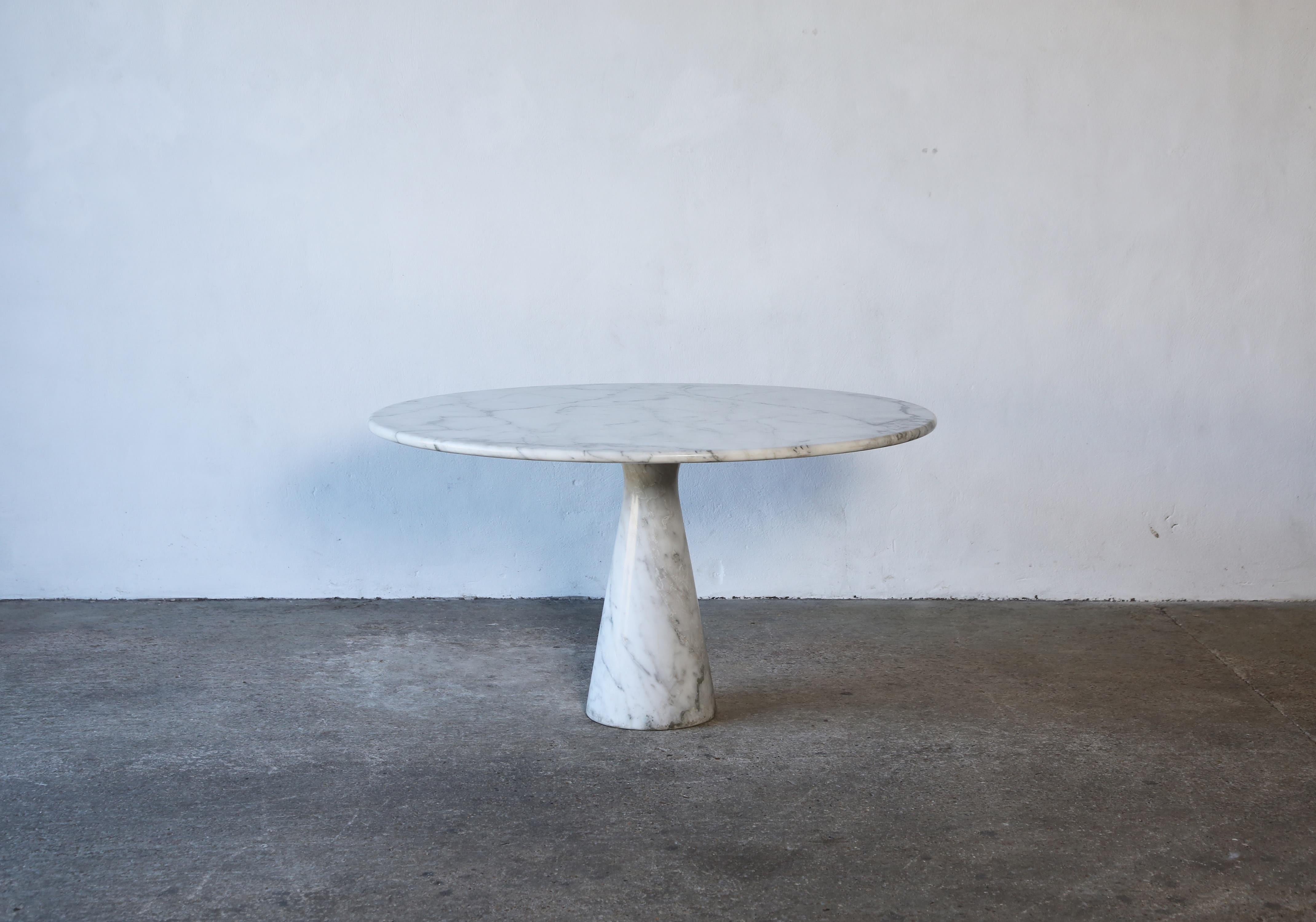 A beautiful, original Angelo Mangiarotti round marble M1 dining table for Skipper, Italy, 1970s. Stunning solid marble with wonderful character in tones of white, blue/grey with occasional hints of bronze. Very good original  condition. Ships