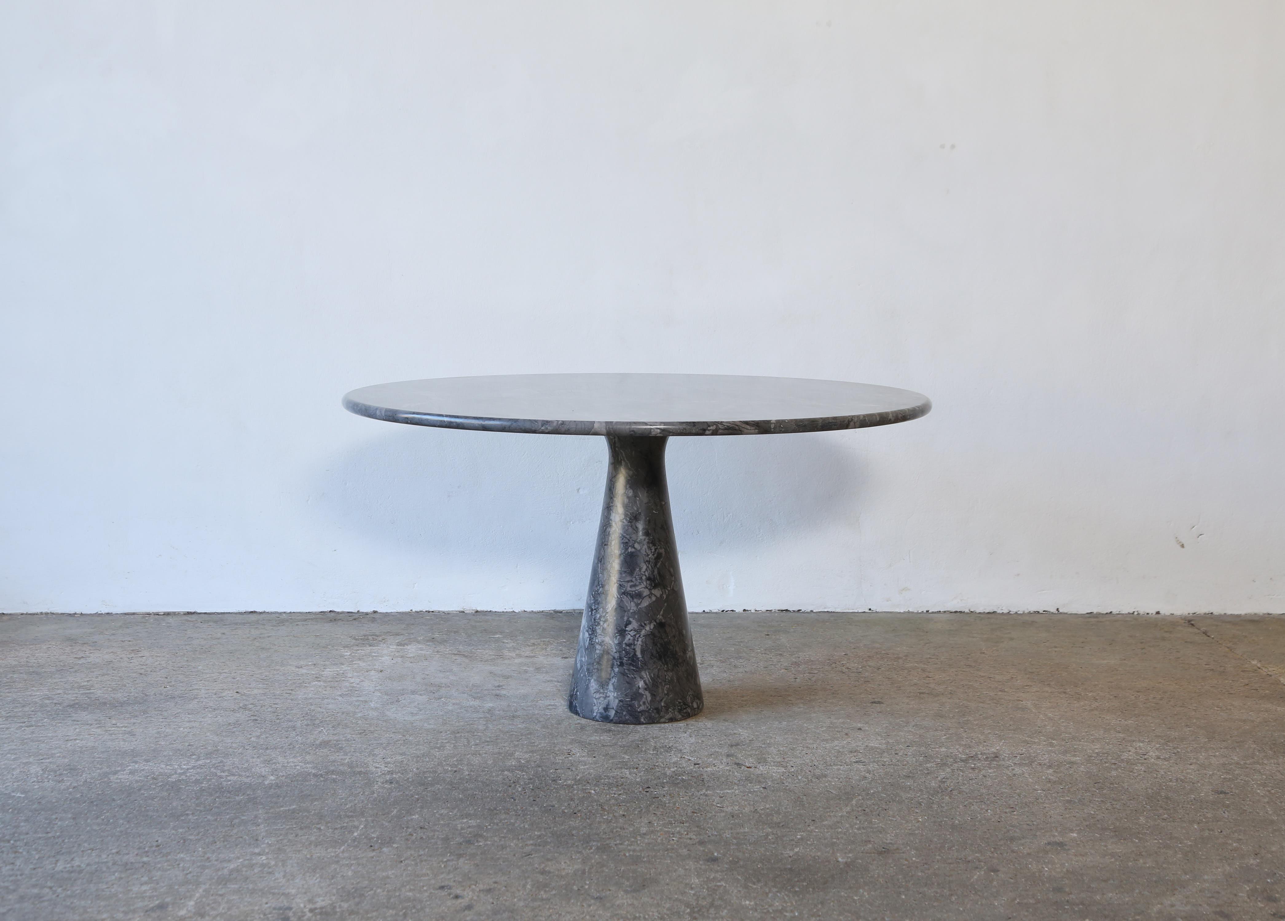 A beautiful, original Angelo Mangiarotti round marble M1 dining table for Skipper, Italy, 1970s. Stunning solid marble with super shades of grey,   Very good condition. Ships worldwide.

Lit: Giuliana Gramigna, Repertorio del design Italiano