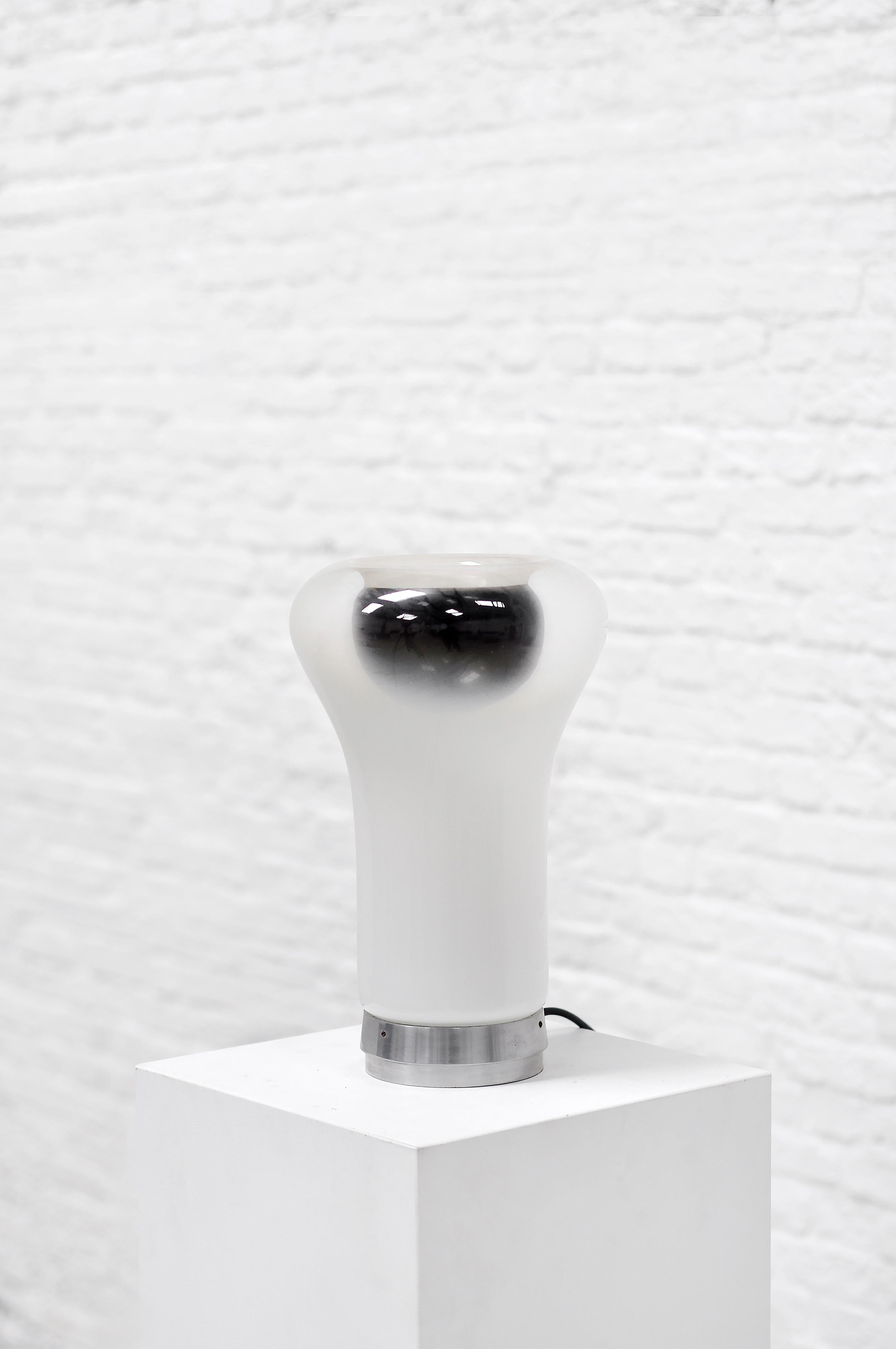 Diseñada por Angelo Mangiarotti para Artemide en la década de 1960, la lámpara de sobremesa 