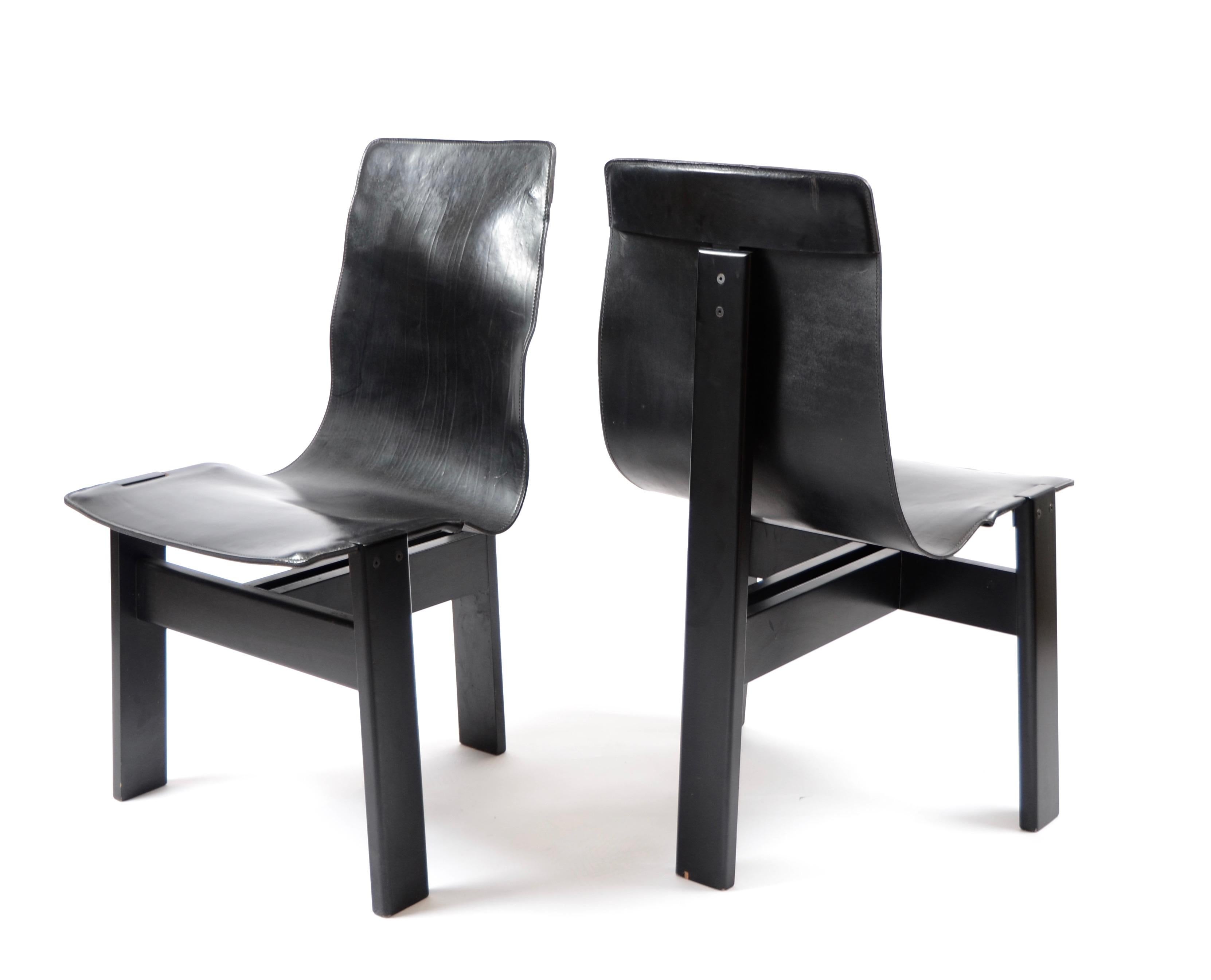 Ensemble de six chaises modèle 'Tre 3', bois laqué noir et cuir noir. Conçu par Angelo Mangiarotti (1921-2012) pour Skipper, Italie, années 1970.
  