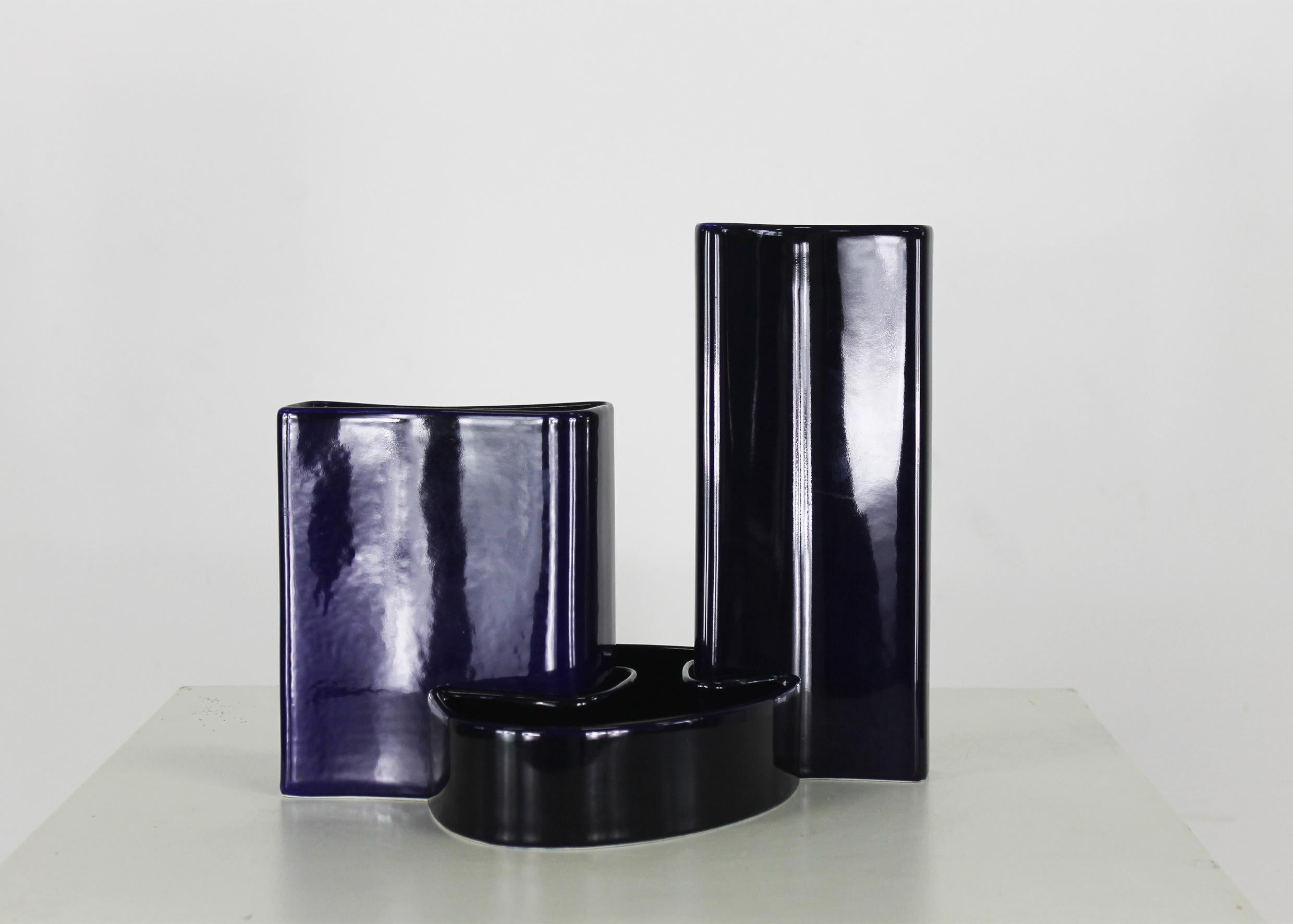 Set di tre vasi in ceramica smaltata blu, disegnati da Angelo Mangiarotti e prodotti dai Fratelli Brambilla negli anni '60. 
I vasi possono essere utilizzati singolarmente o come una bellissima composizione che può essere unita con un sistema a