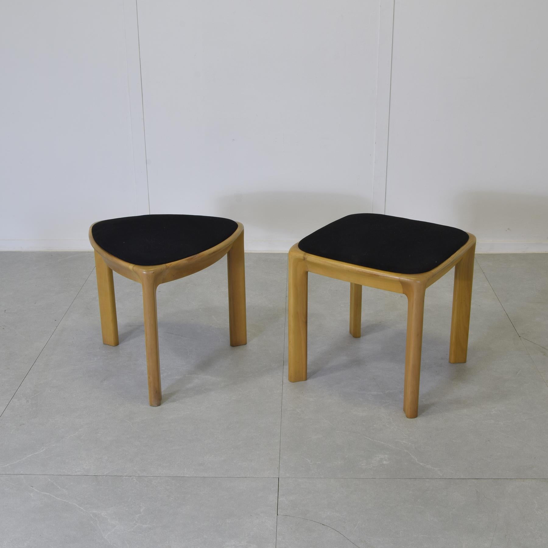 Set di due sgabelli in faggio con seduta in tessuto serie De Nos produzione La Sorgente del Mobile designer Angelo Mangiarotti anni Settanta.

Angelo Mangiarotti era un maestro del design, che fondeva perfettamente eleganza e funzionalità in ogni