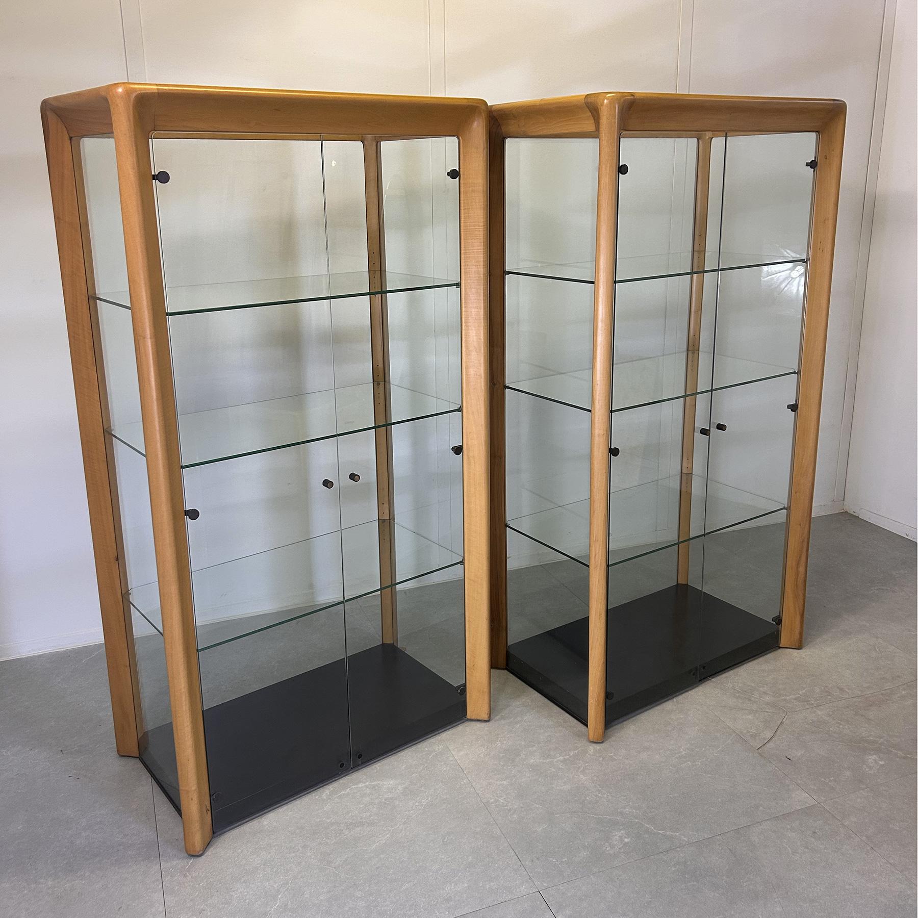 Vetrina con struttura in legno di faggio con ante e ripiani in cristallo Serie De Nos produzione La Sorgente del Mobile designer Angelo Mangiarotti anni '70.

Angelo Mangiarotti era un maestro del design, che fondeva perfettamente eleganza e