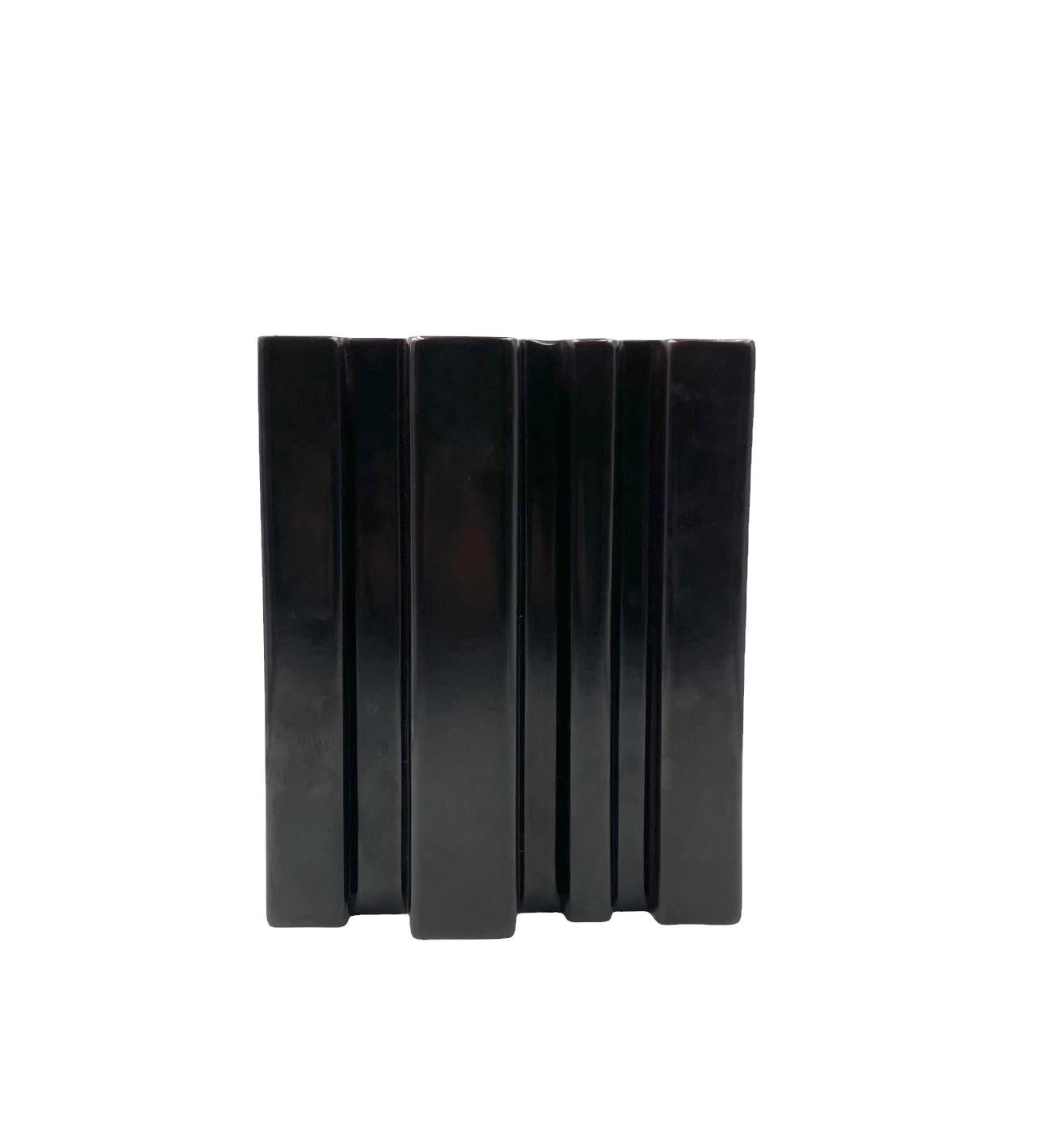 Vase en céramique brune de l'ère spatiale conçu par Angelo Mangiarotti (1921 - 2012)

Fratelli Brambilla, Italie vers 1968

H 27 cm - 22 × 8 cm

Étiqueté et marqué sur la base

Conditions : excellentes. Pas de défauts