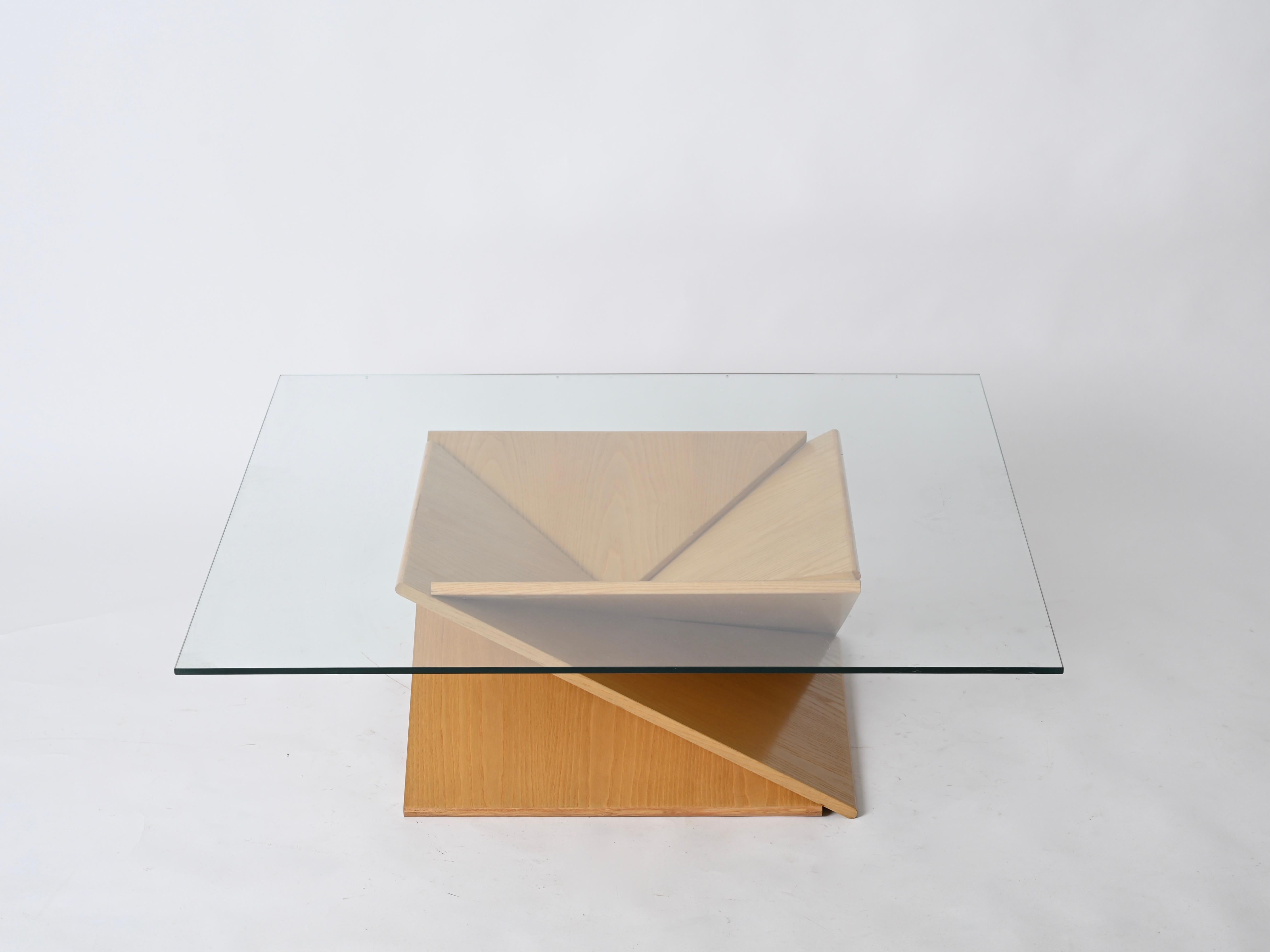 Tavolino quadrato incredibilmente elegante realizzato in uno splendido legno massiccio di frassino di qualità eccezionale. Questo tavolino unico è stato prodotto in Italia negli anni '70 ed è attribuito alla maestria di Angelo Mangiarotti.

In