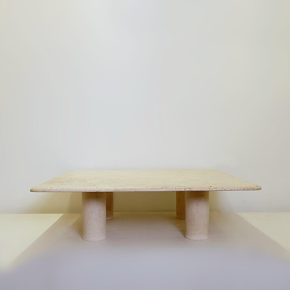 Angelo Mangiarotti Quadratischer Couchtisch aus Travertin - 1970er Jahre
Zeitloser Couchtisch aus Travertin mit ineinander greifenden Beinen, entworfen von Angelo Mangiarotti für Up&Up.
Schöne poröse Travertinsteinplatte

