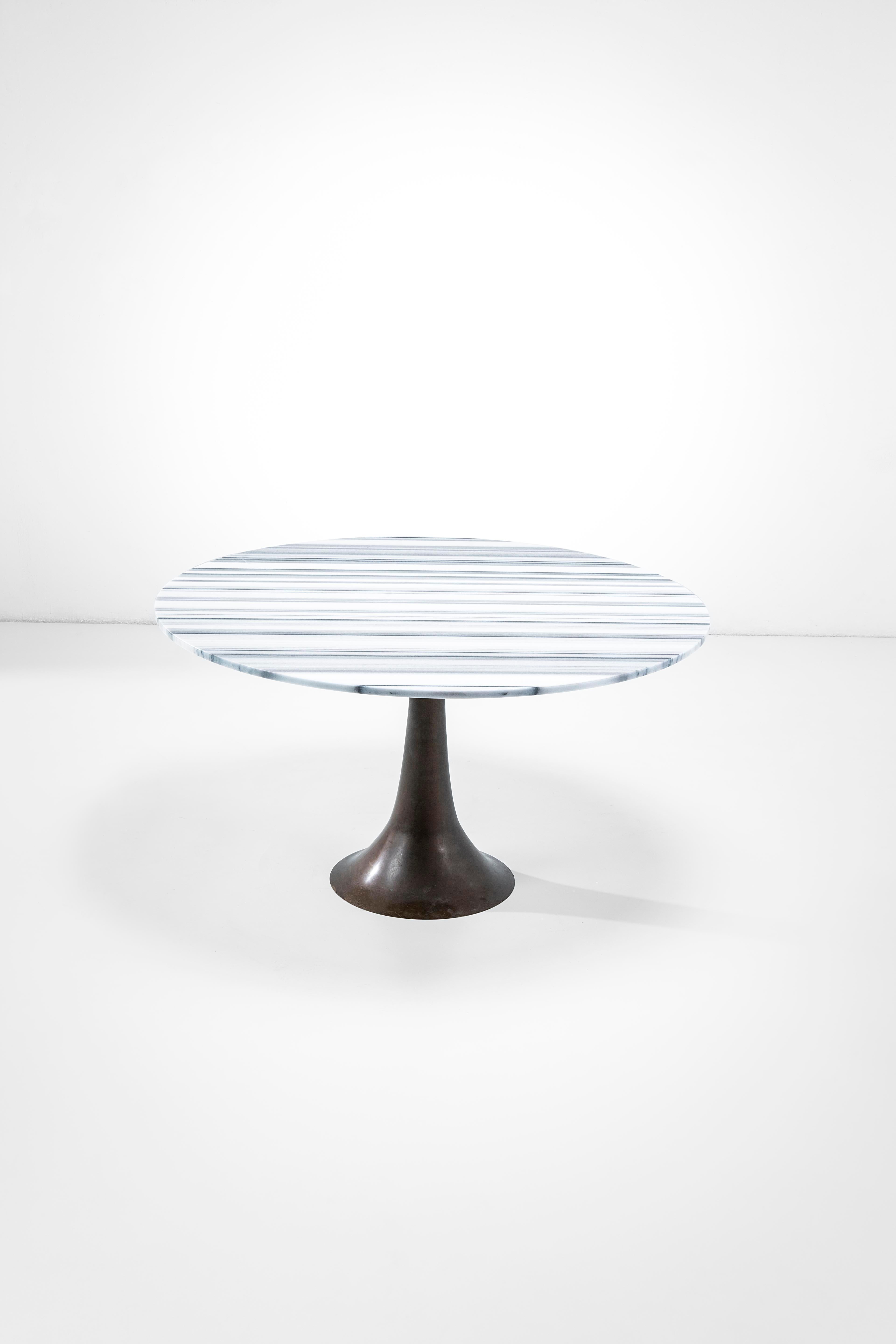 This table mod. 302 is one of Angelo Mangiarotti's perfect creations. The designer's style is evident thanks to the explicit reference to the material and the peculiar physical characteristics of each material: bronze, so malleable and resistant,