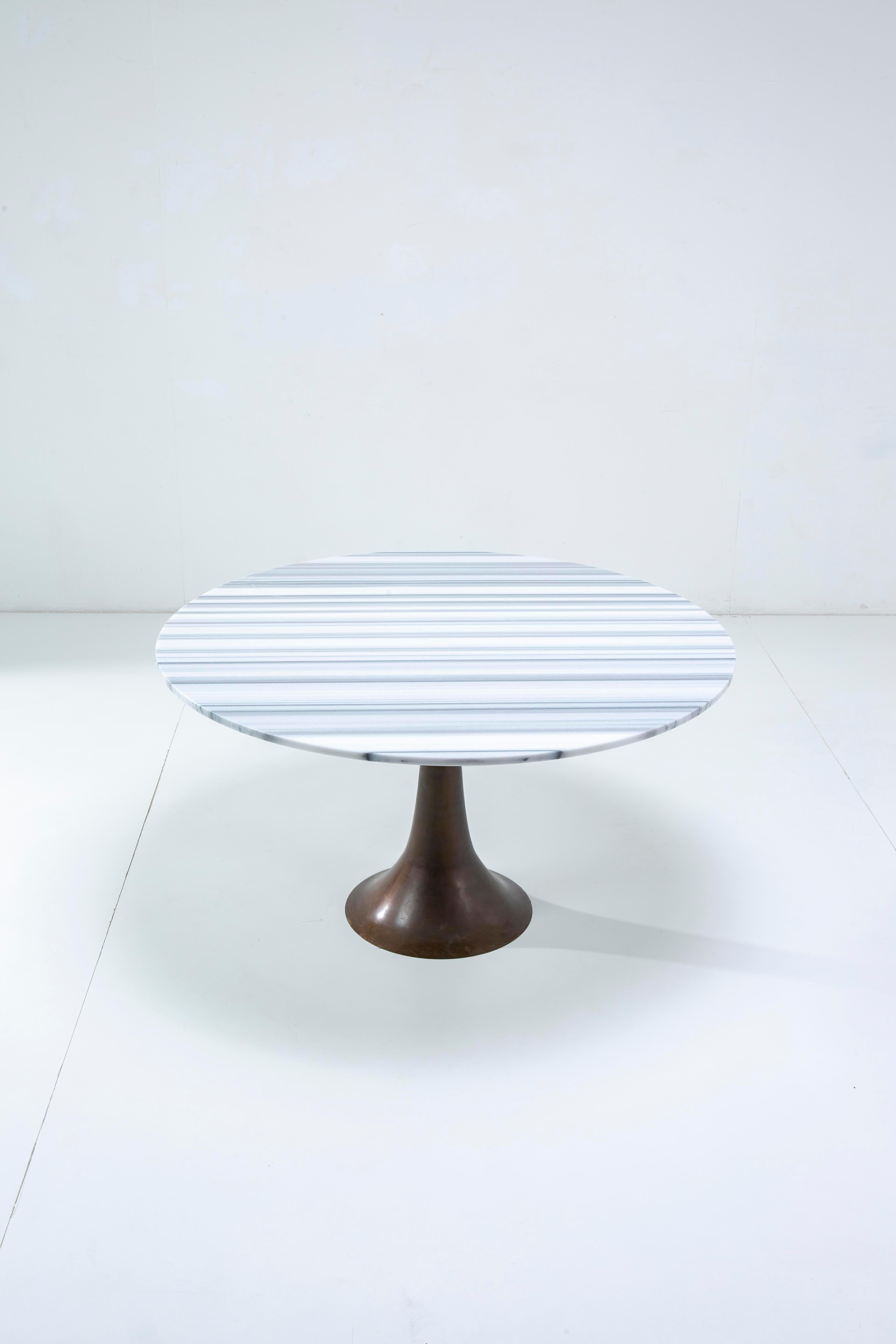 Angelo Mangiarotti Striated marble top and bronze foot table - Italy 1960s In Good Condition For Sale In Milan, IT