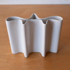 Angelo Mangiarotti Vaso biomorfo a forma libera in ceramica bianca 1960s
