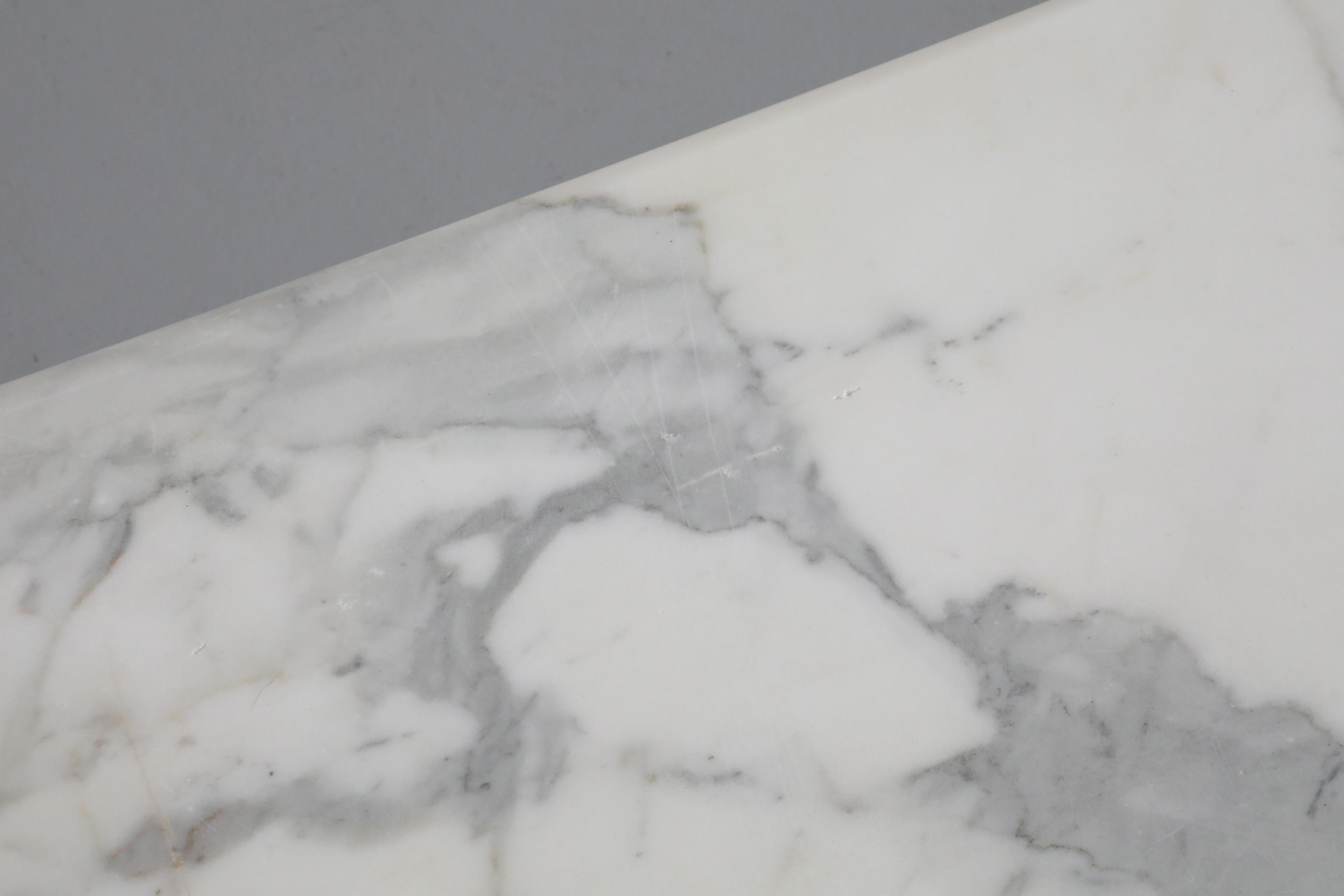 Tavolino in marmo modernista in stile Angelo Mangiarotti 10