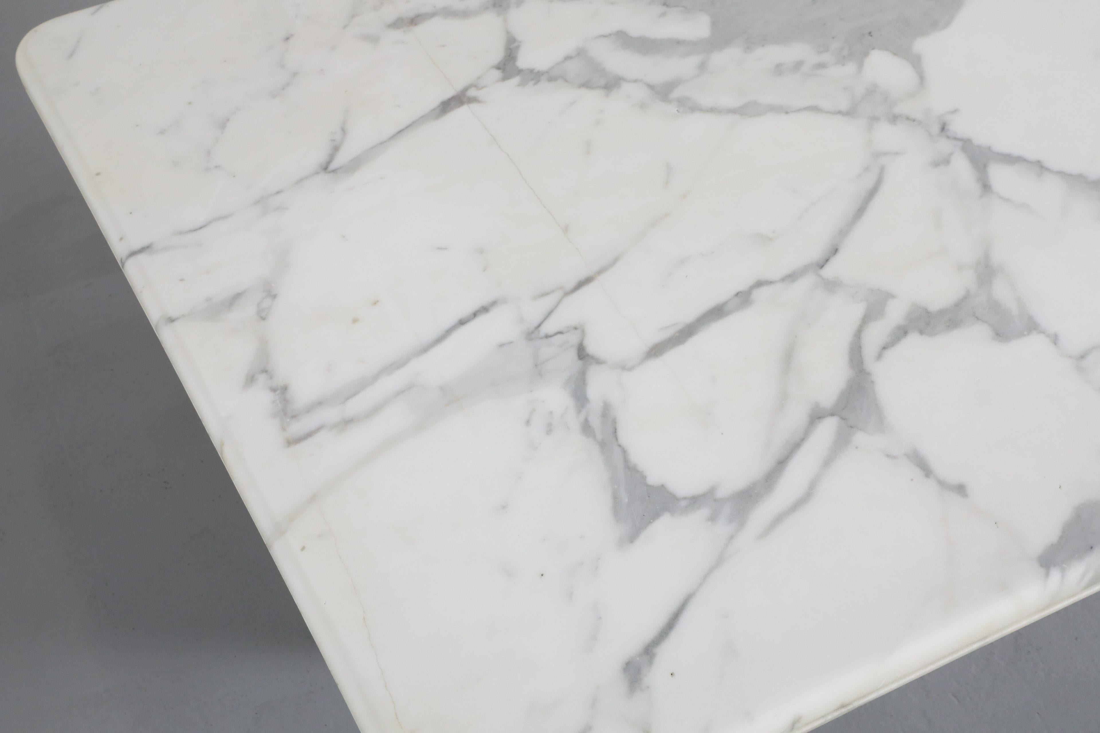 Tavolino in marmo modernista in stile Angelo Mangiarotti 11