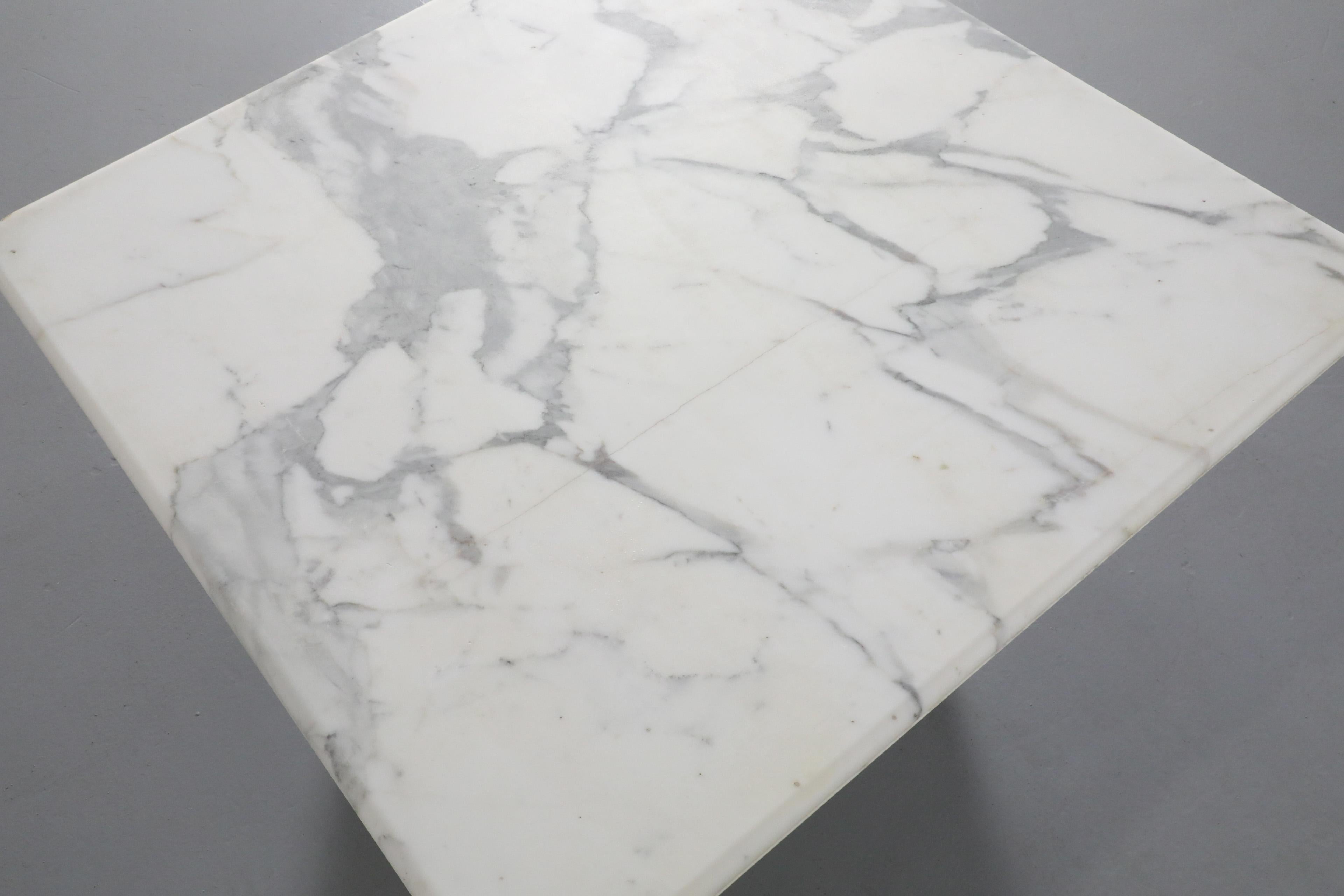 Tavolino in marmo modernista in stile Angelo Mangiarotti 1
