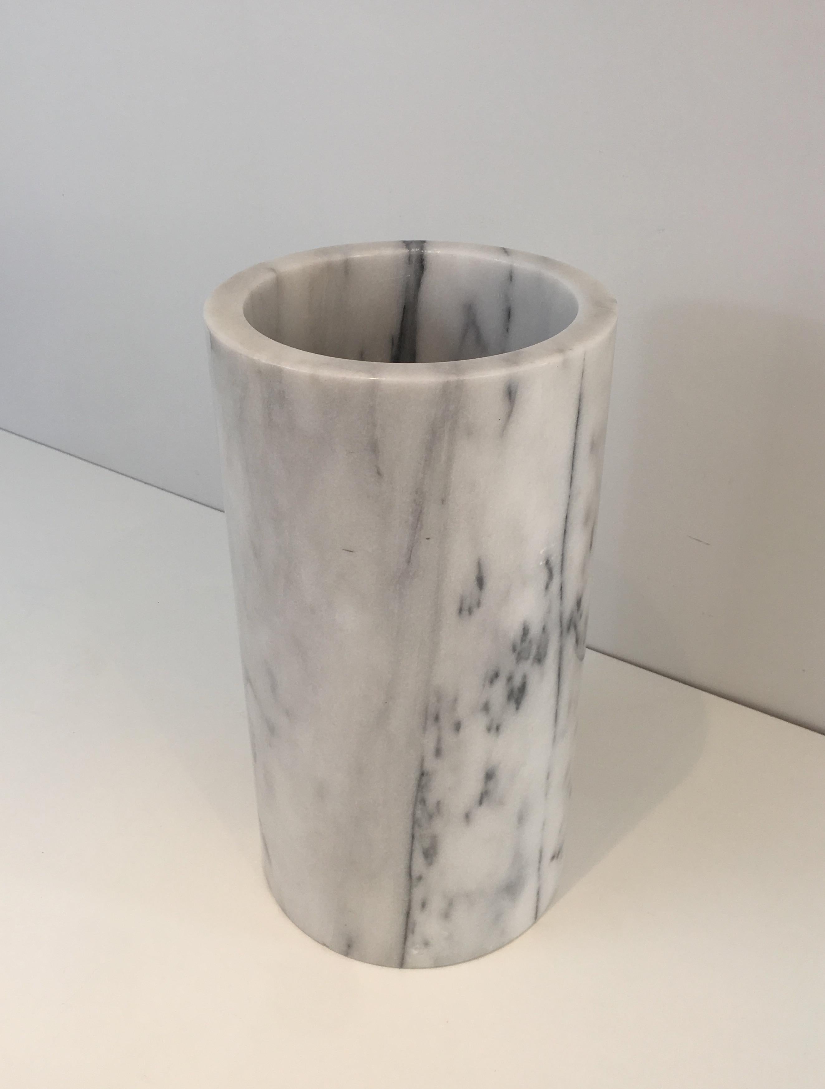 This round umbrella stand is made of Carrara marble. This is an Italian work, in the style of Angelo Mangiarotti, circa 1970.