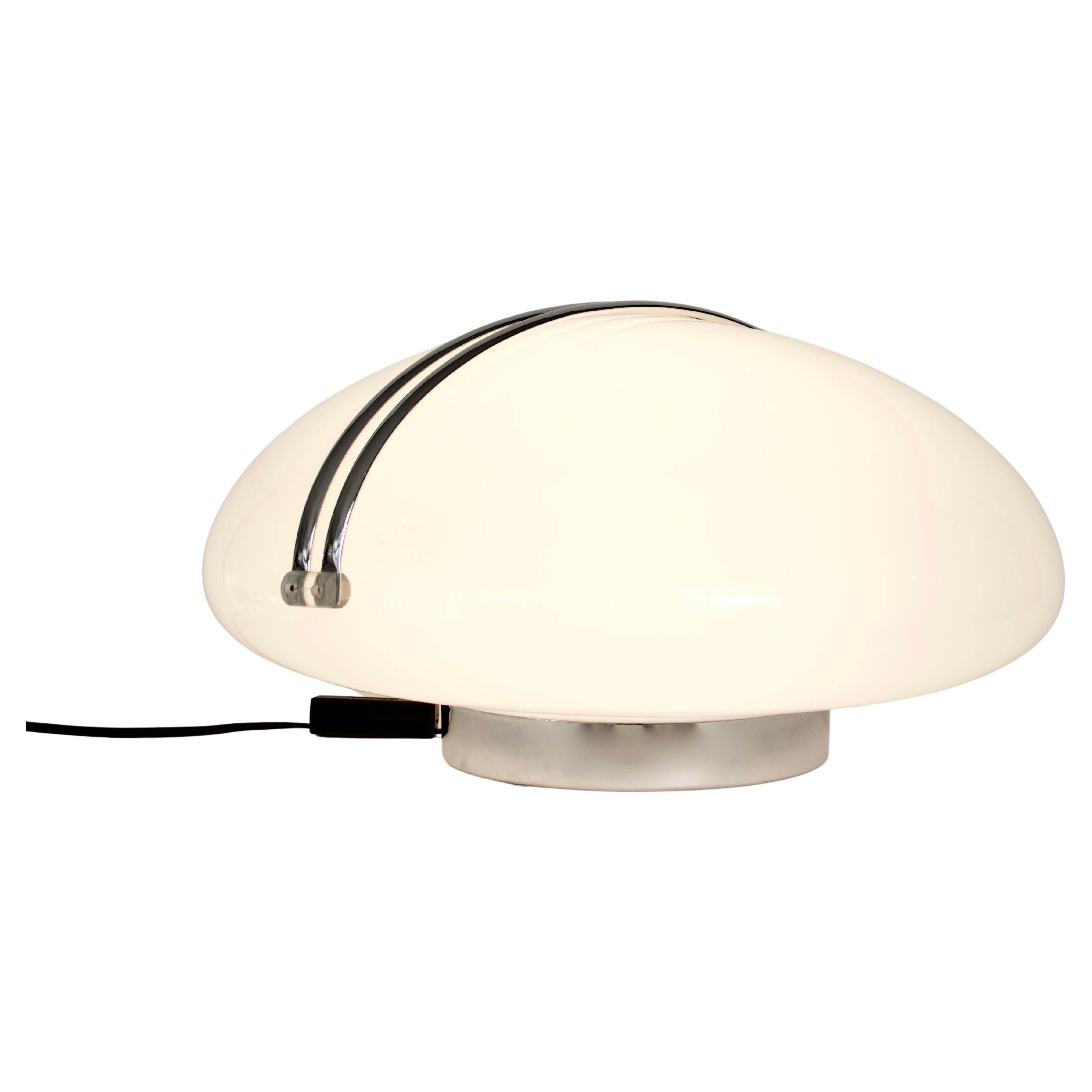 Lampe de table ou lampadaire Il Cammino d'Angelo Mangiarotti, conçue pour Iter Elettronica en 1972.
Verre opalin avec base chromée. 
L'interrupteur de la lampe fait office de variateur de lumière, ce qui permet d'obtenir une lumière forte ou