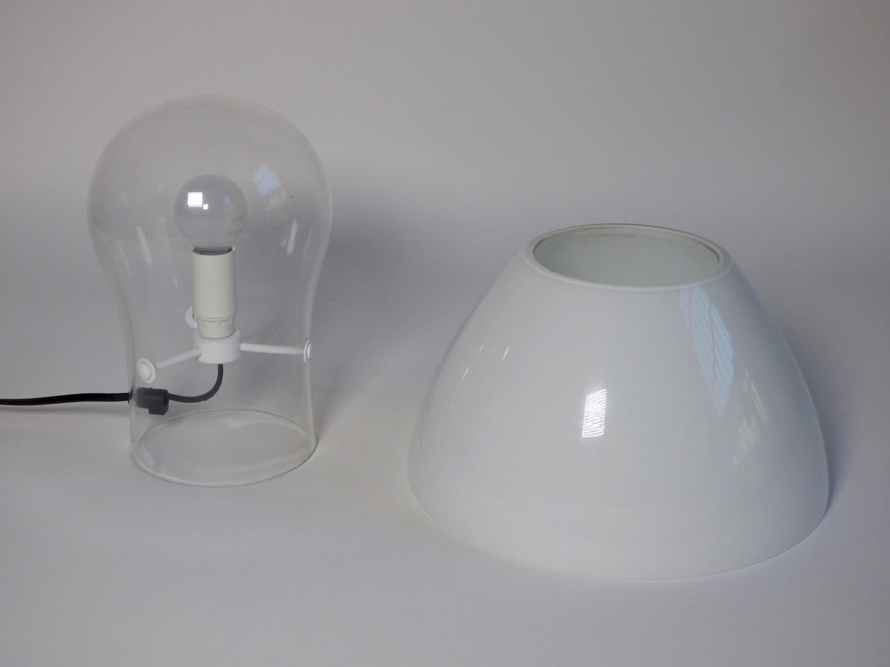 Lampada da tavolo di Angelo Mangiarotti, Collezione Polluce per Skipper, Italia, Mazzega Murano, circa 1970.

Biografia
Angelo Mangiarotti è nato a Milano il 26 febbraio 1921.
Si è laureato in Architettura nel 1948 al Politecnico di Milano. Nel