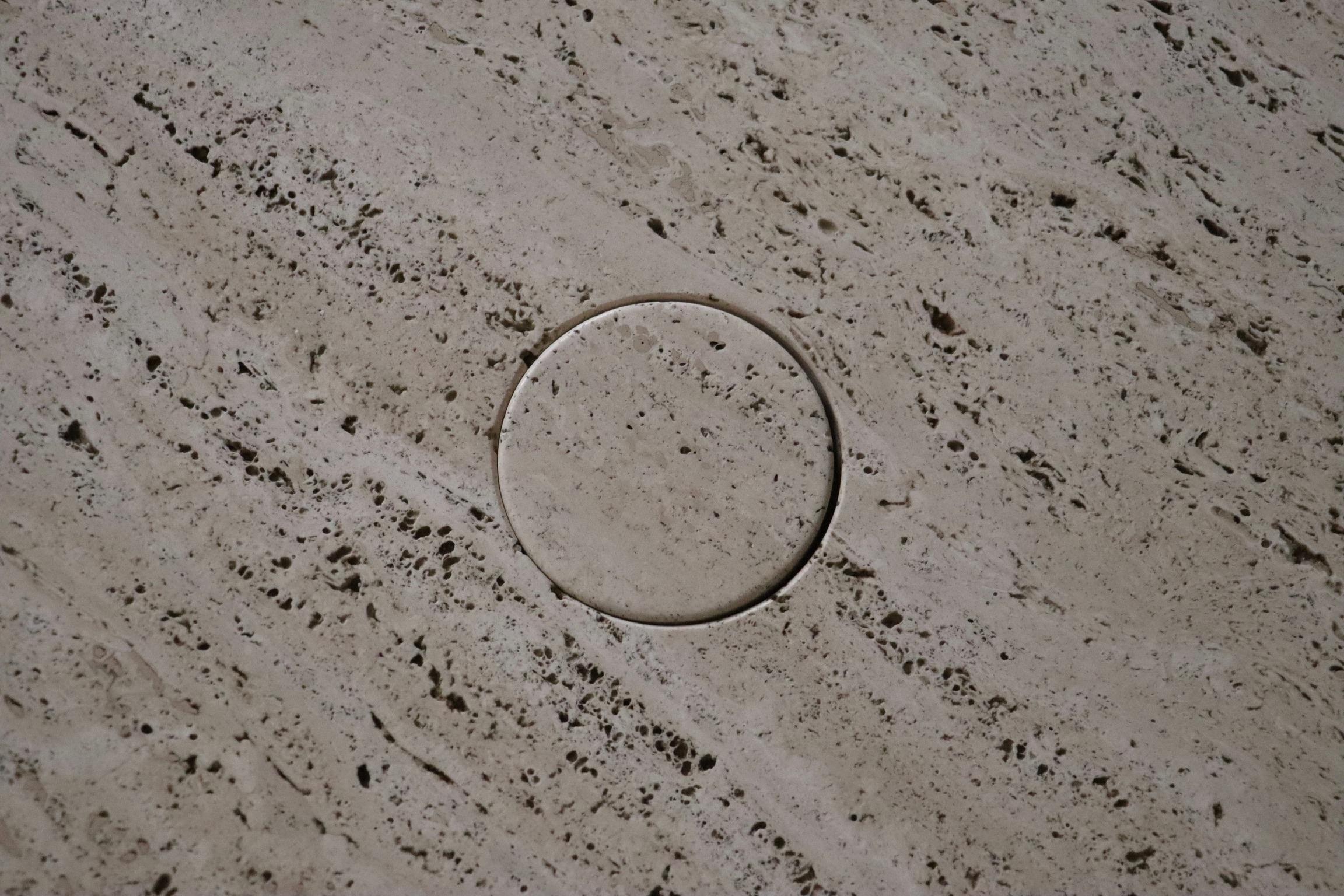 Tavolino in travertino di Angelo Mangiarotti per Up & Up, Italia, anni '70 in vendita 3