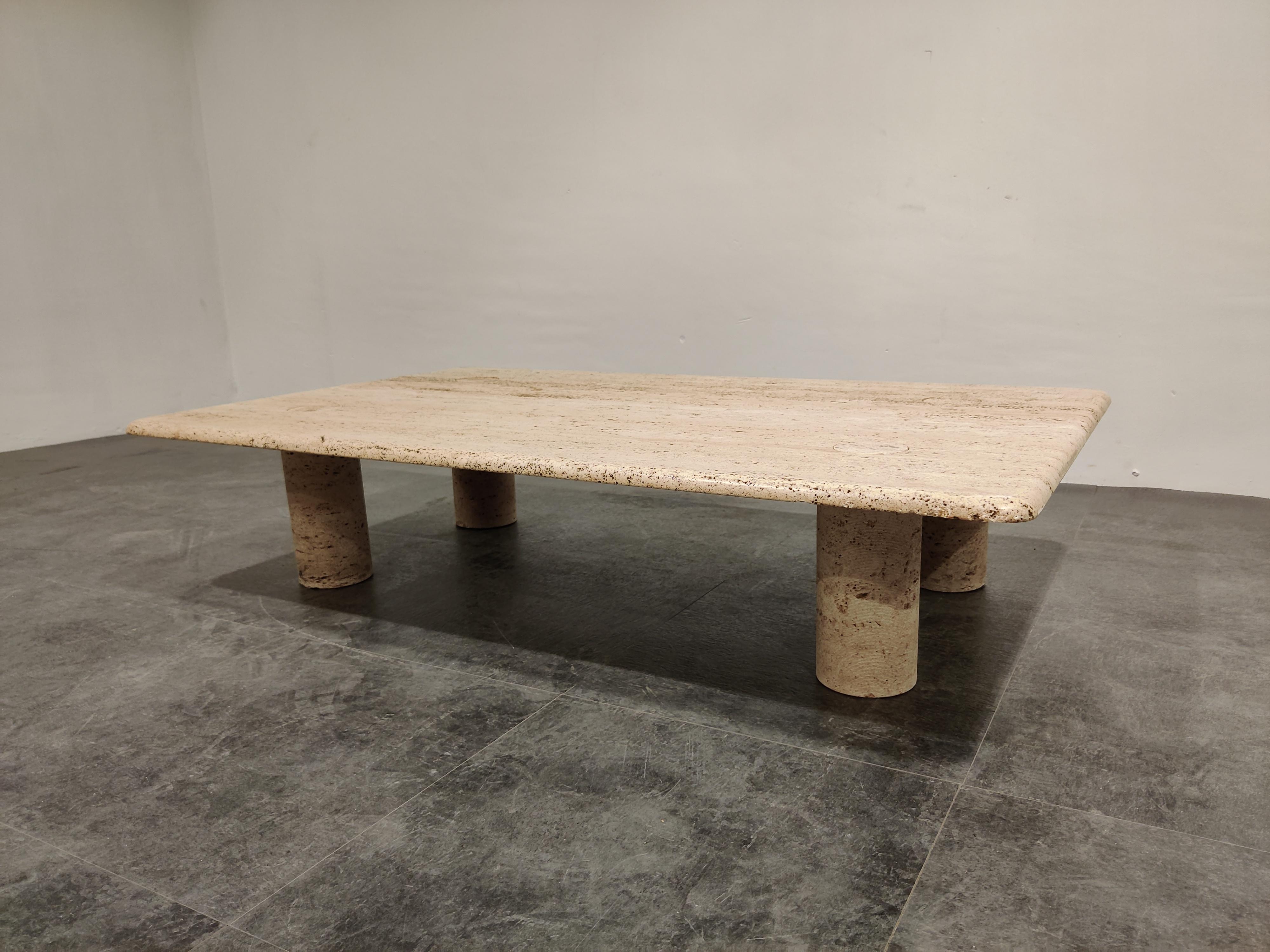 Timeless travertine coffee table with interlocking legs designed by Angelo Mangiarotti for Up&Up.

Good condition.

1970s - Italy

Height: 30cm/11.81