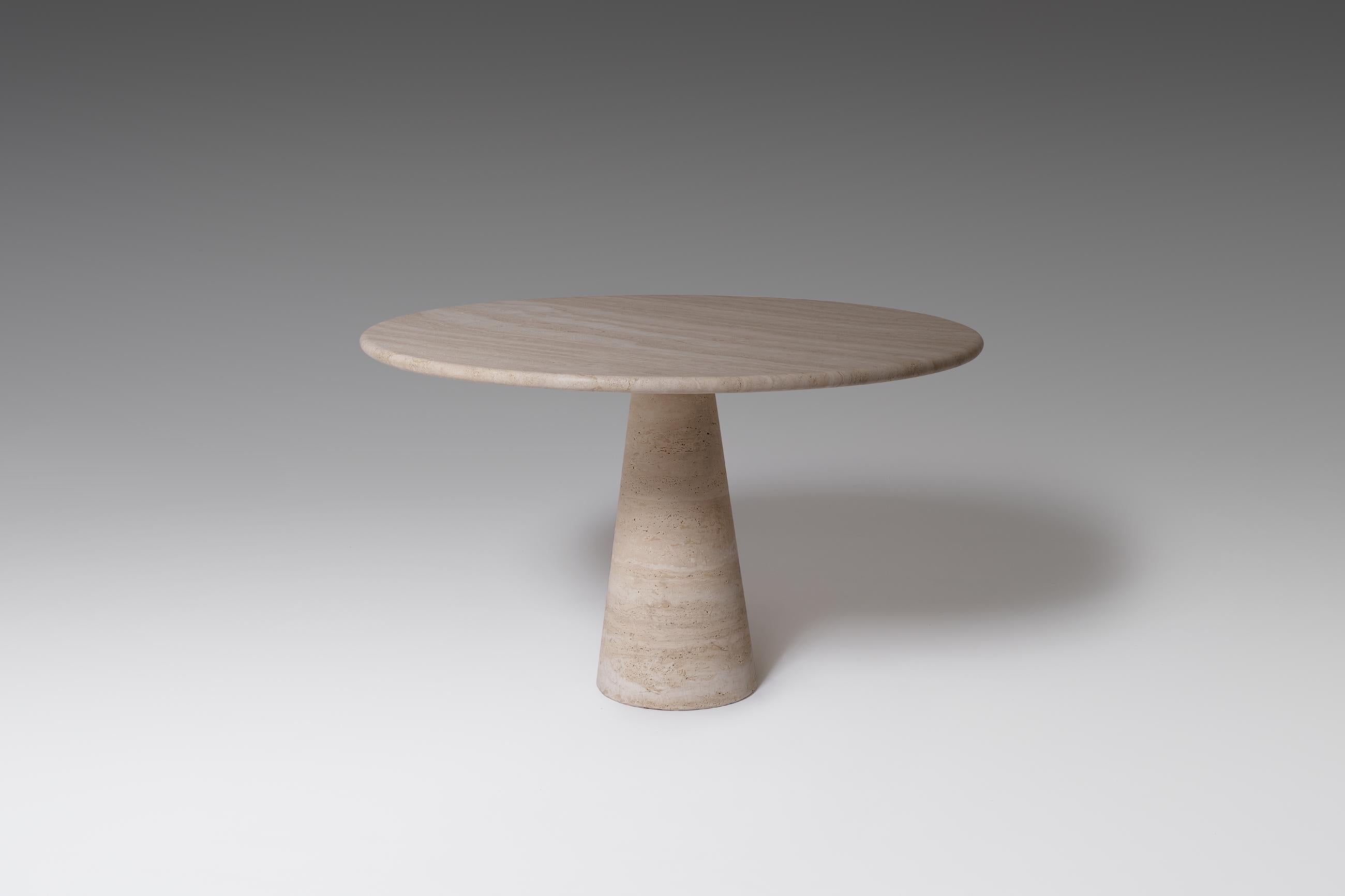 Mid-Century Modern travertine dining table by Angelo Magiarotti for Skipper, Italy, 1970s. The large round table top is perfectly balanced and rest elegantly on almost sculptural diabolo shaped pedestal base, restyling in a near floating appearance.