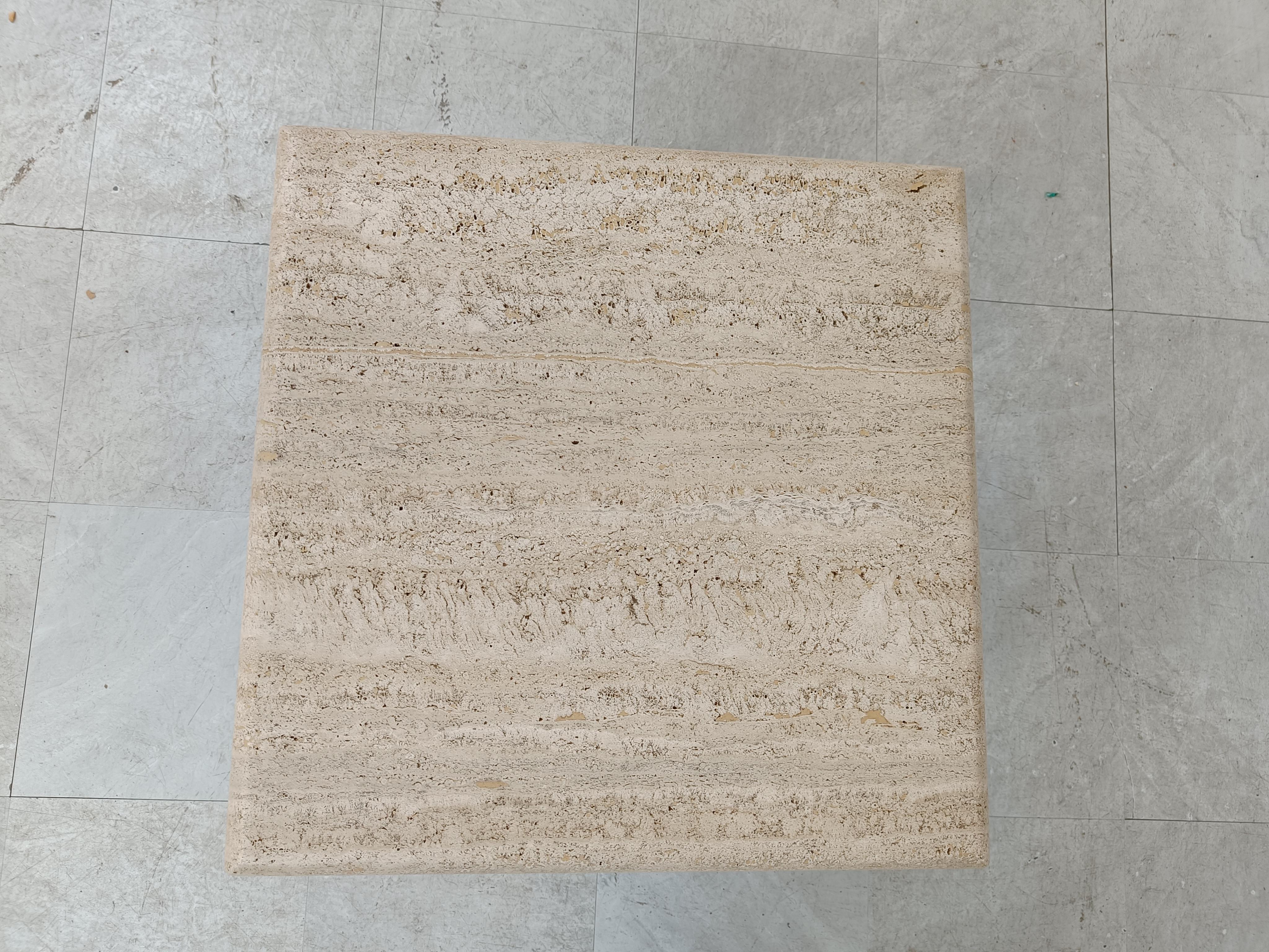 Zeitloser Beistelltisch aus Travertin mit einer quadratischen und schön gearbeiteten Platte auf einem runden zylindrischen Sockel.

Schöner natürlicher Travertinstein.

Guter Zustand

1970er Jahre - Italien

Höhe: 38cm/14.96