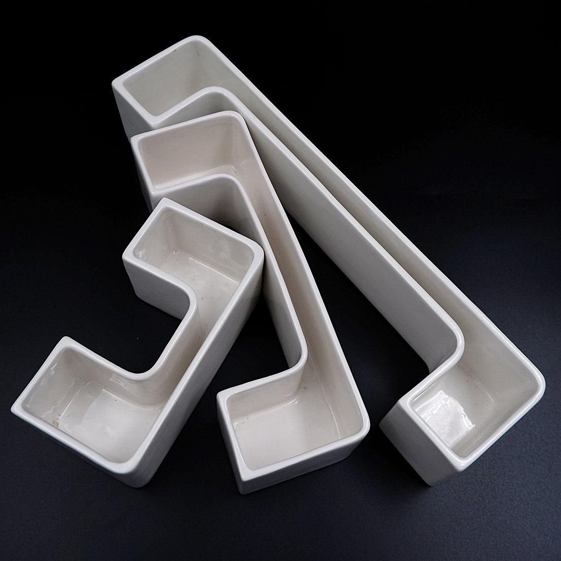 Angelo Mangiarotti Juego de cerámica Tremiti para Danese, Italia 1964
Decoración - Cerámica - Vintage
Medidas : 
29cmx6,5cm - 20,5cmx6,5cm - 13,5cmx6,5 H:6cm 
Material : Cerámica 

 