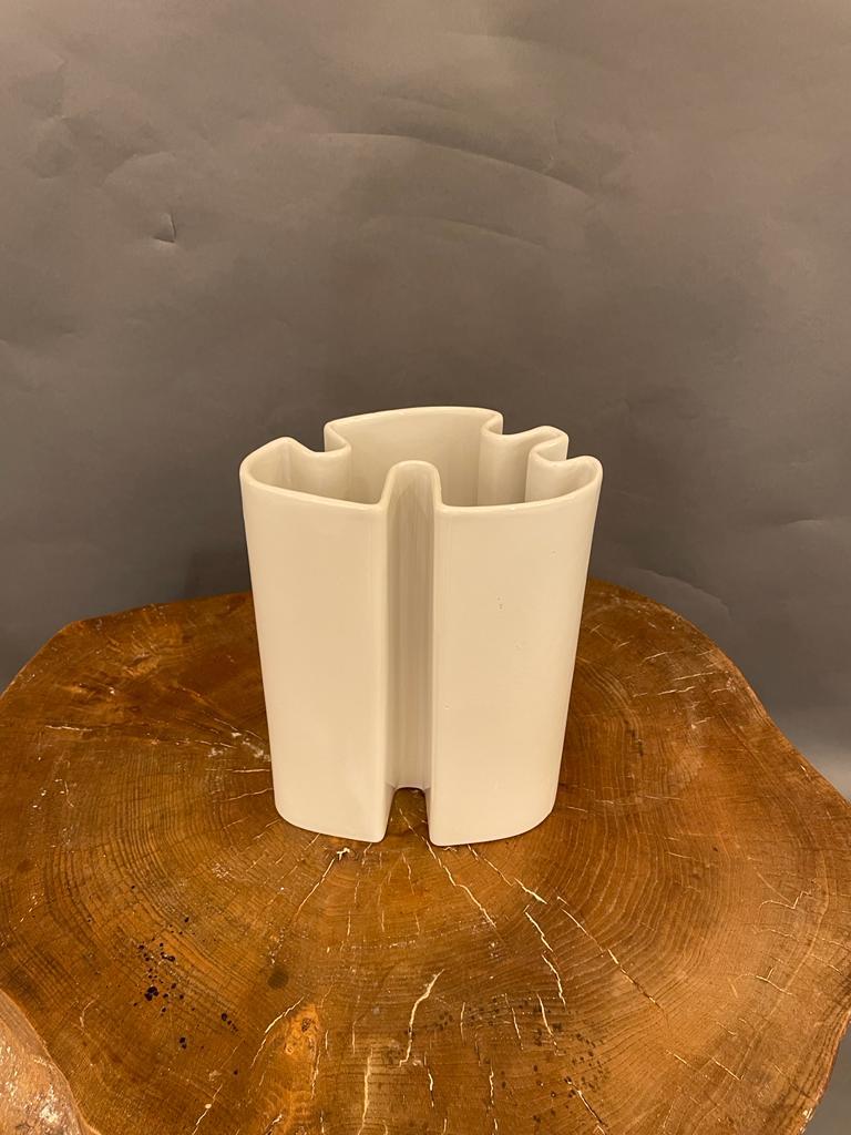 Angelo Mangiarotti White Ceramic Brambilla Brothers interlocking vase, Italy 1968.