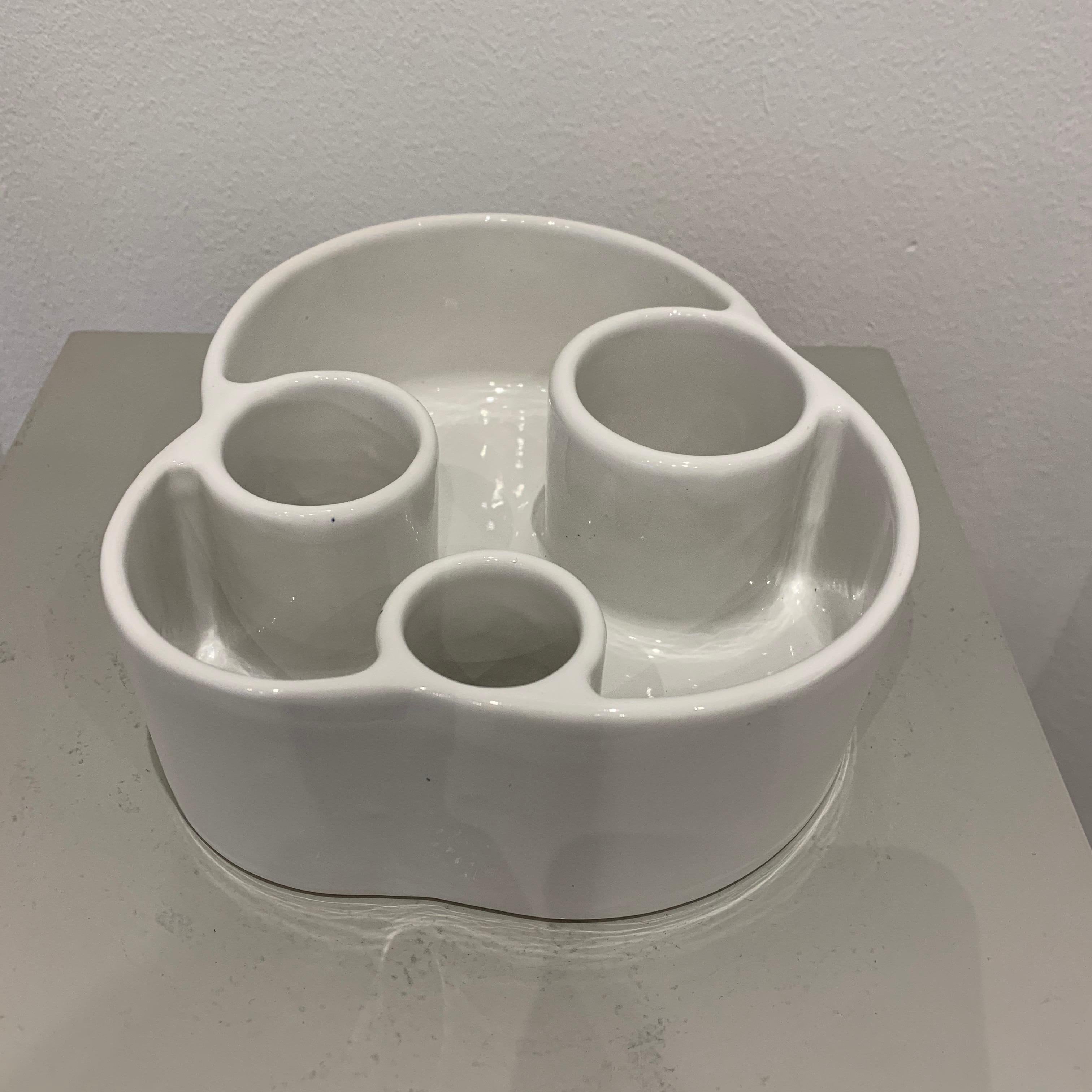 Fratelli Brambilla ist die Manufaktur, die die von Angelo Mangiarotti in den 1960er Jahren entworfene Vase herstellte. Der alte Aufkleber von Frattelli Brambilla ist vorhanden, hält aber nicht, die Marke ist sichtbar.