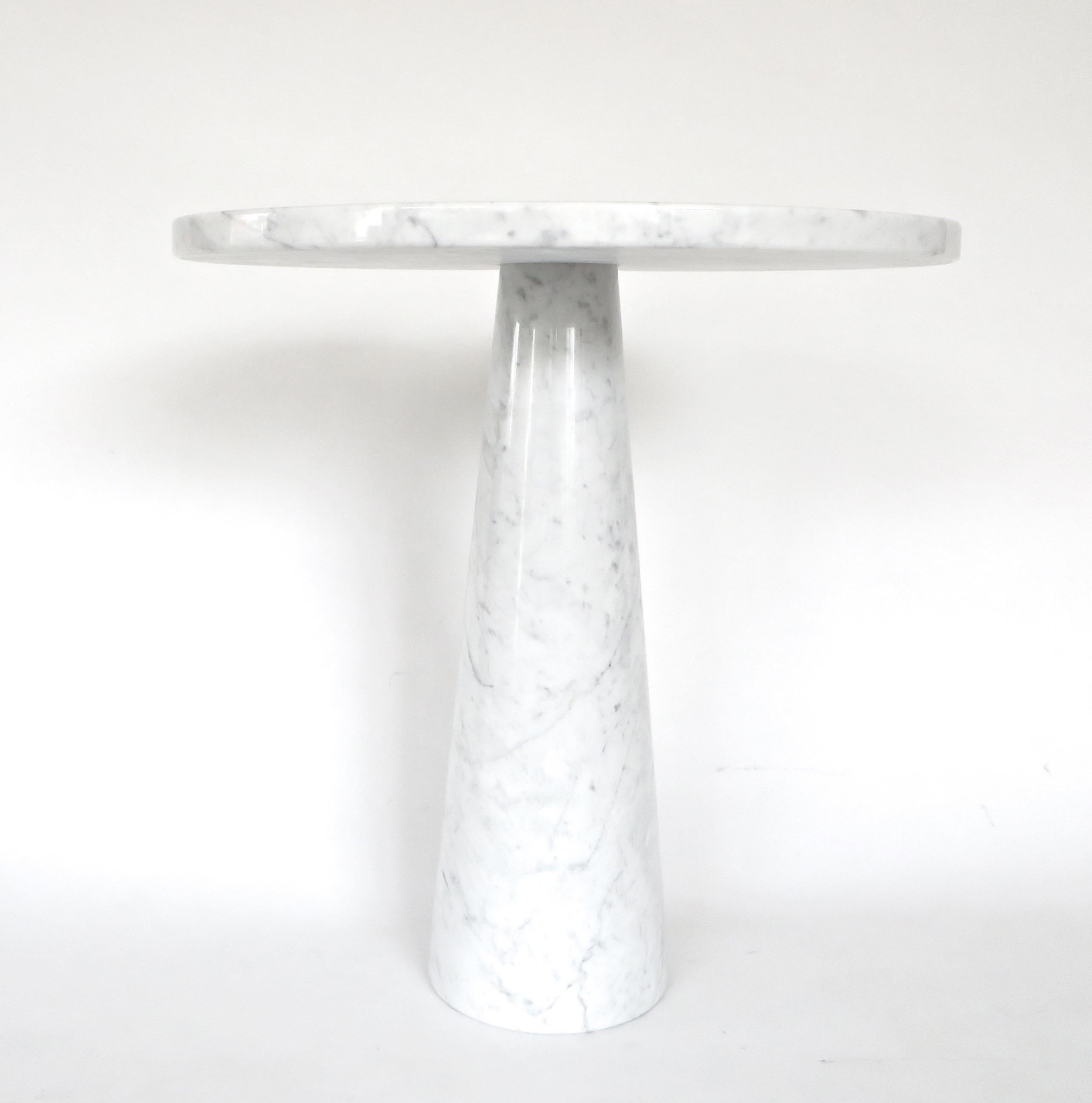 Mesa auxiliar alta italiana de mármol de Carrara blanco Angelo Mangiarotti de la serie Eros para Skipper.
Excelente estado.
Angelo Mangiarotti fue el maestro y experto en el uso altamente escultórico del mármol en toda la colección Eros. Cada pieza