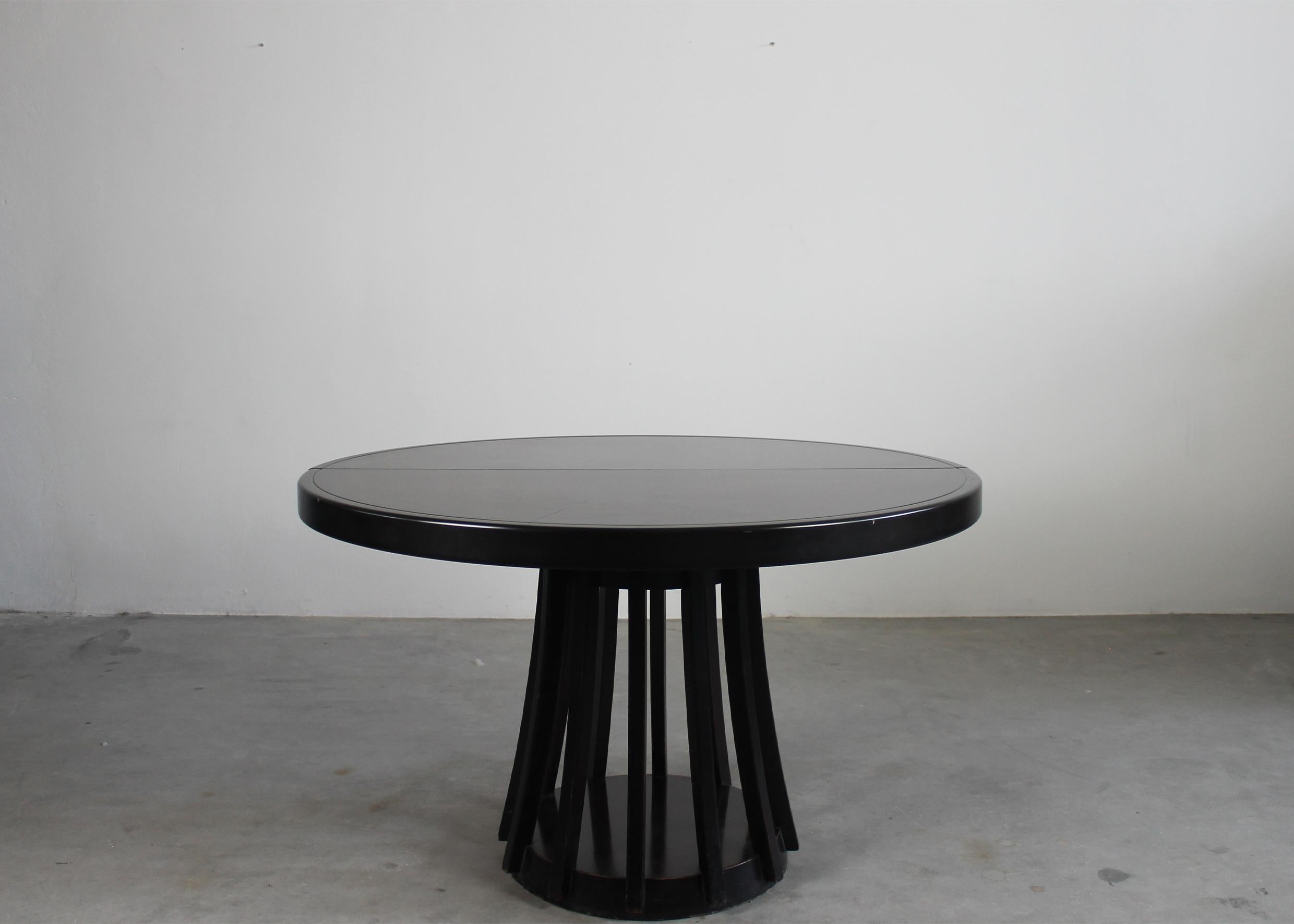 Round extensible dining table model Programma S11 entirely realized in lacquered wood with metal details, designed by Angelo Mangiarotti and manufactured by Sorgente dei Mobili in the 1970s. 

Dimensions
Min. extension: H74 x D 120 cm 
Max.