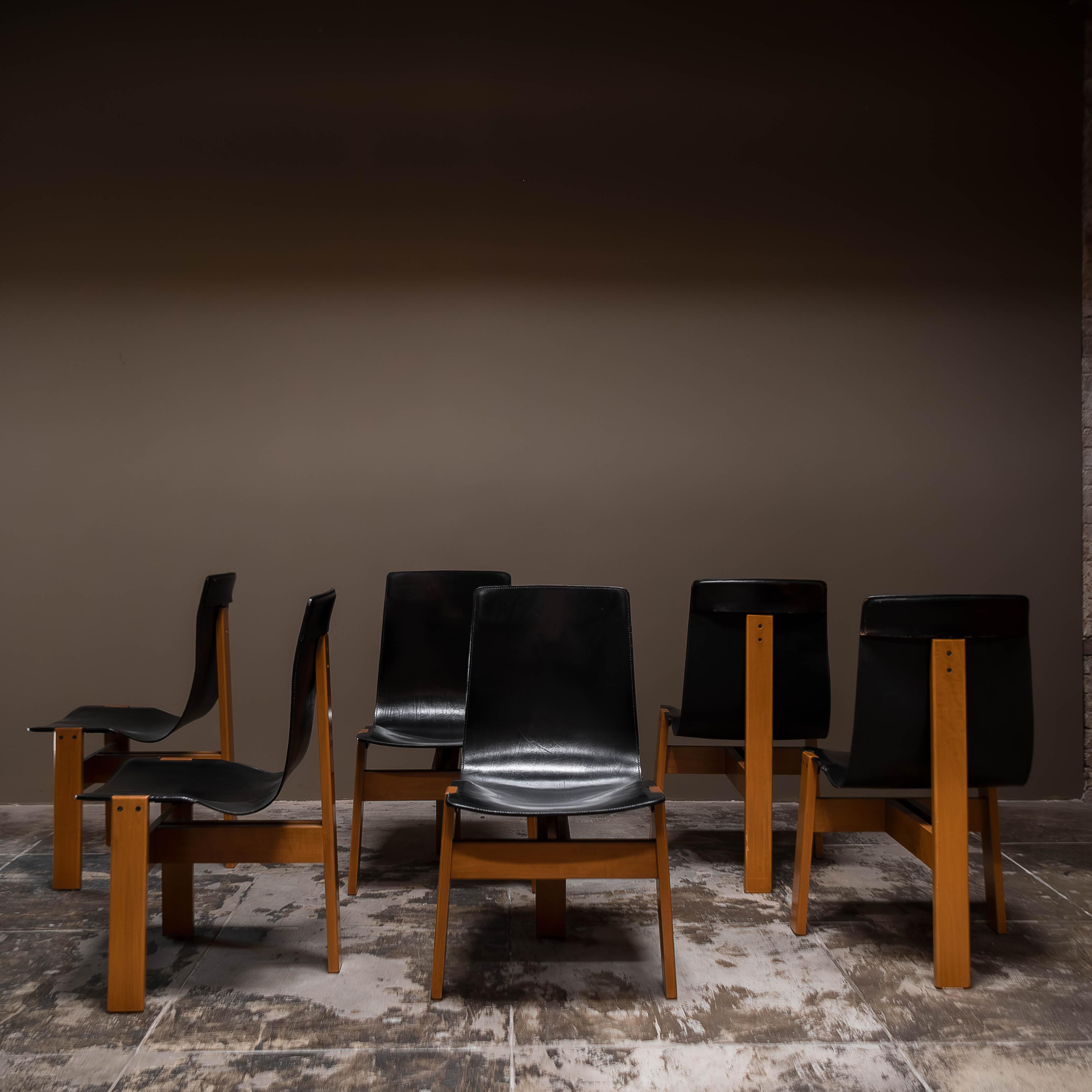 Cet ensemble exquis de quatre chaises de salle à manger 