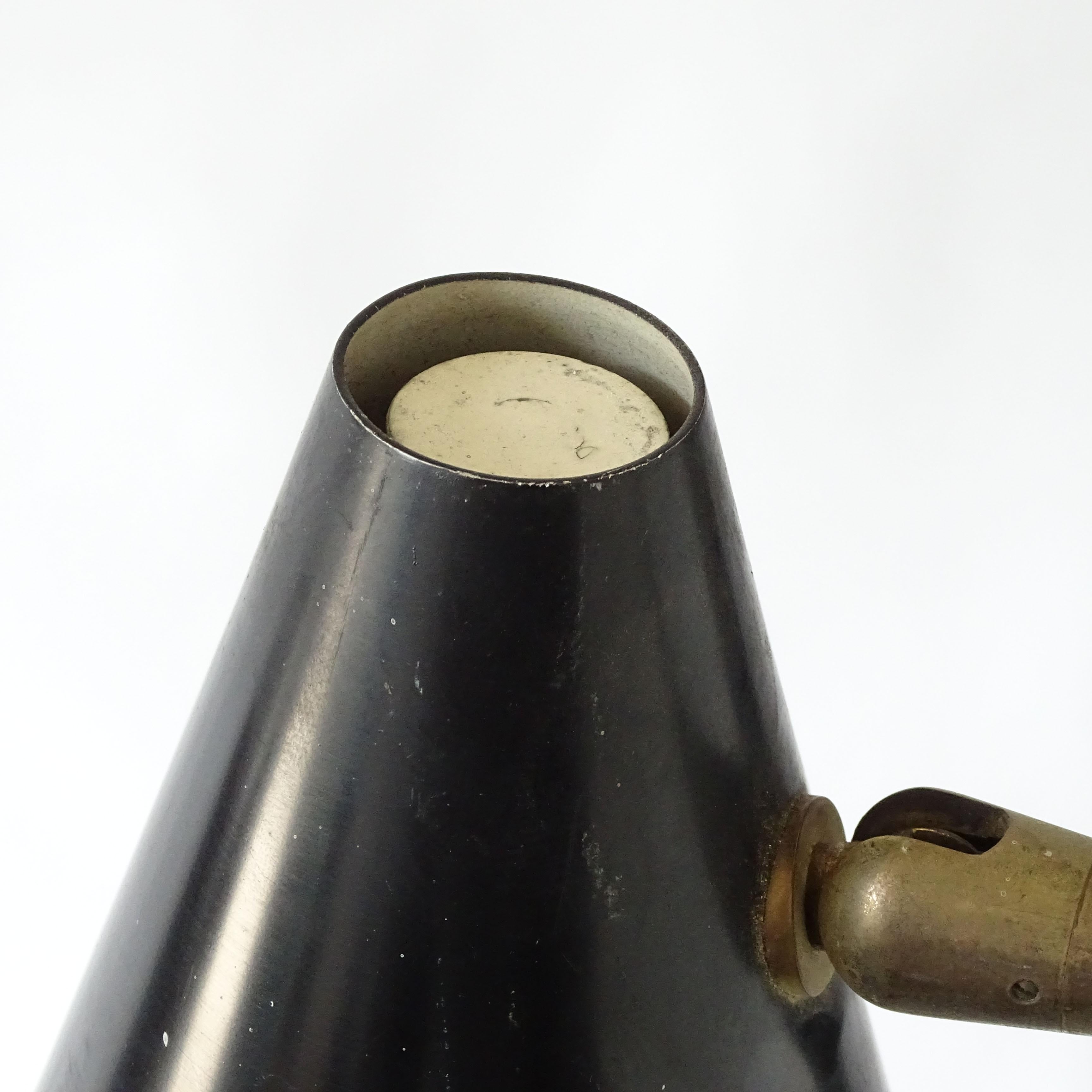 Angelo Ostuni Grande lampe murale noire pour Oluce, Italie, années 1950
Un deuxième exemplaire identique est disponible en jaune.
Le câblage européen d'origine doit être modifié pour les États-Unis.