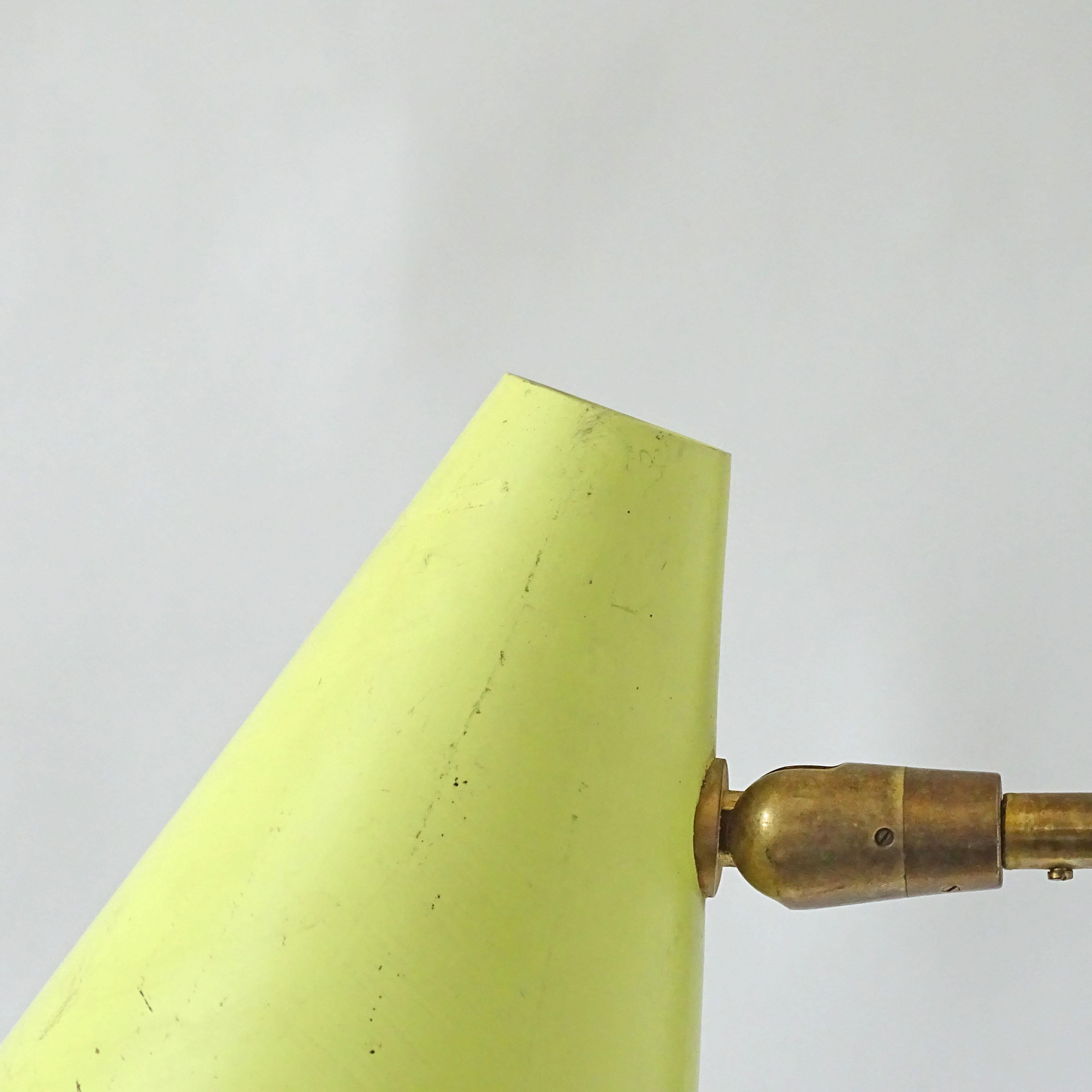 Angelo Ostuni Grande lampe murale jaune pour Oluce, Italie, années 1950
Un deuxième exemplaire identique est disponible en noir