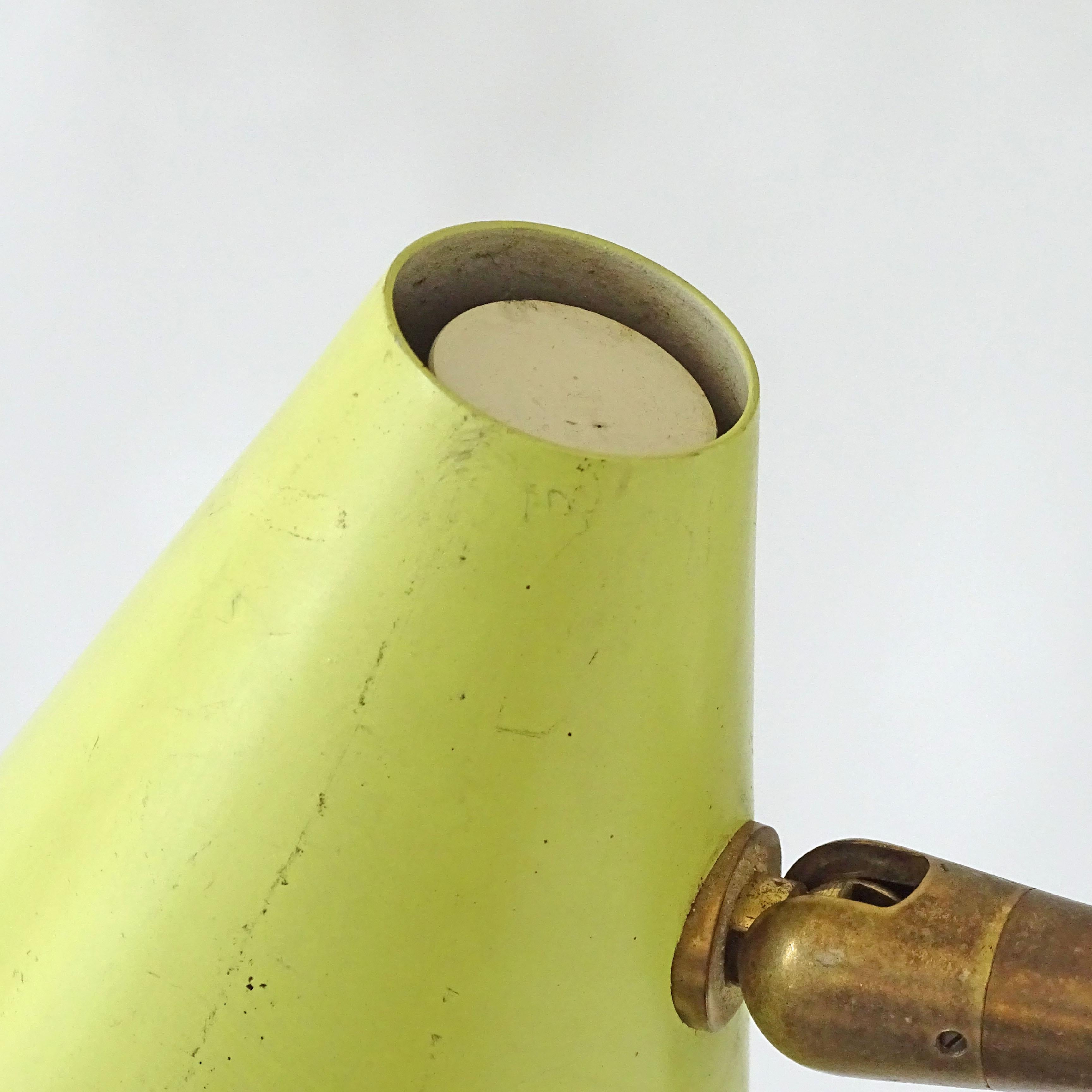 Mid-Century Modern Angelo Ostuni Applique jaune réglable pour Oluce, Italie, années 1950 en vente
