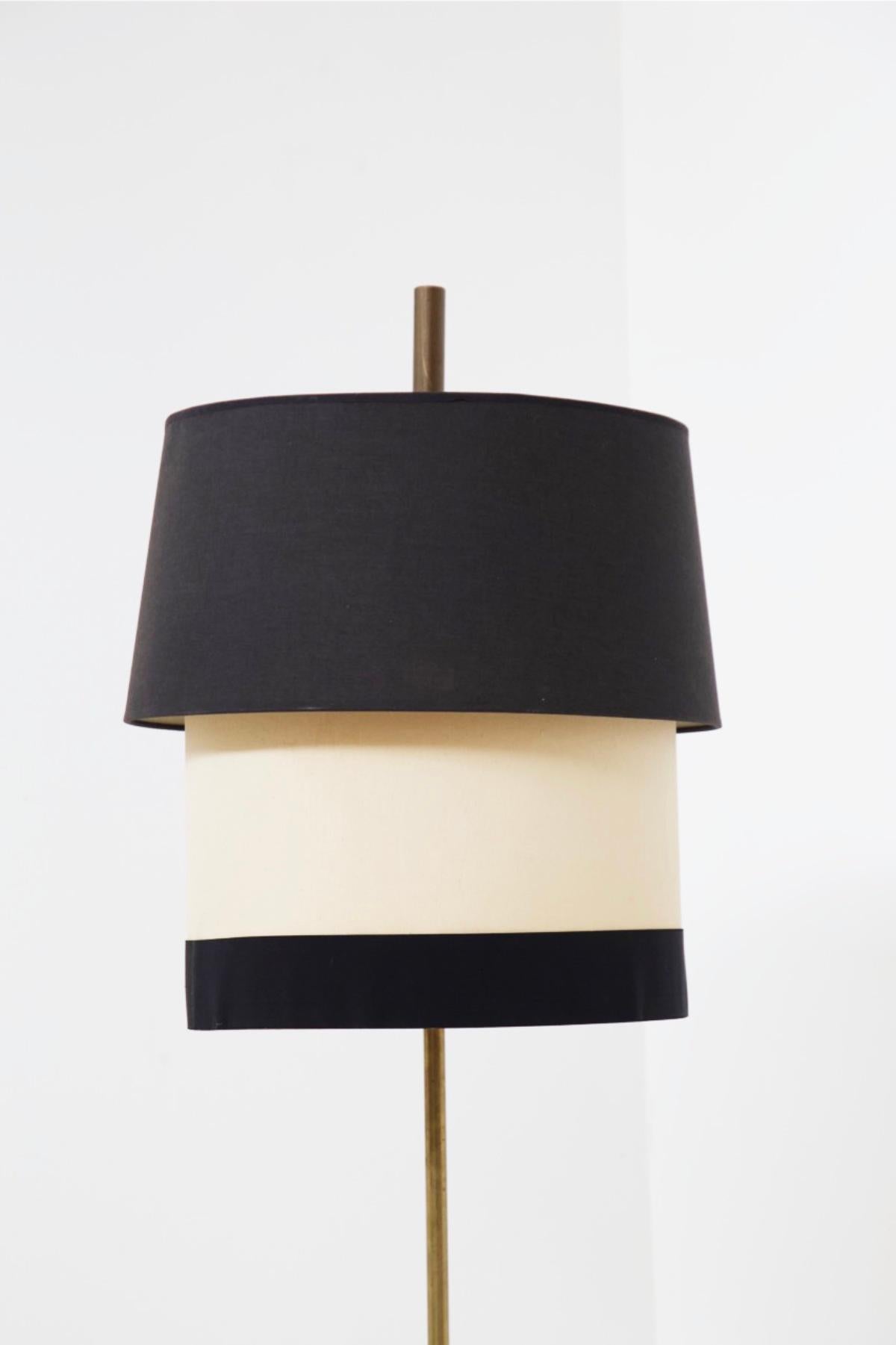 Schöne Vintage-Stehlampe, die dem Designer Angelo Ostuni zugeschrieben wird, hergestellt in den 1960er Jahren.
Die Pflanze hat einen runden Sockel aus weiß geädertem burgunderrotem Marmor, sehr schön und elegant. Aus der Mitte erhebt sich der Stiel