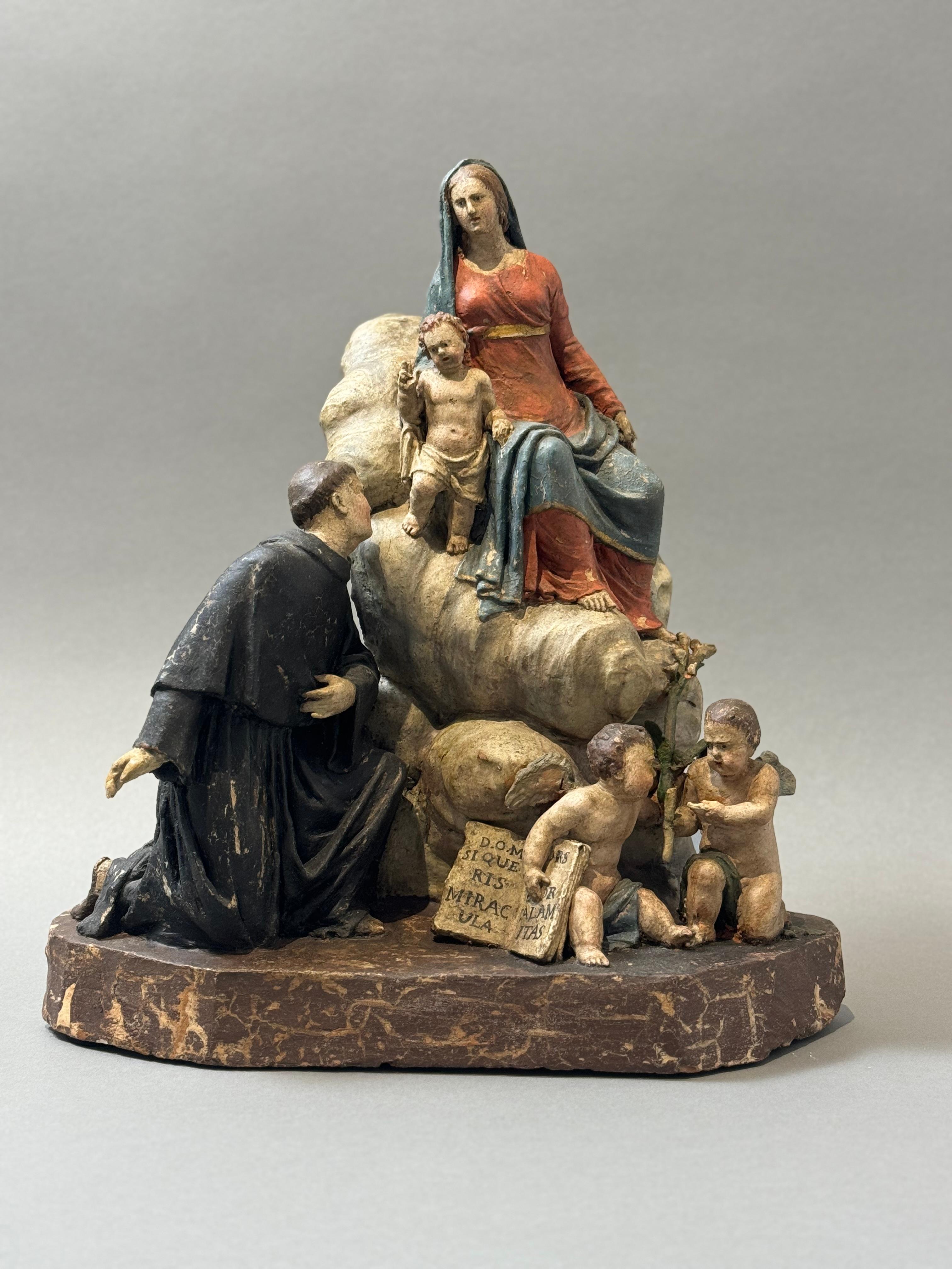 Groupe de sculpteurs en terre cuite d'Angelo Piò, représentant la Vierge Marie, l'enfant Jésus, Saint Antoine et les chérubins. Bologne, XVIIIe siècle. 
Angelo Gabriello Piò (Bologne, 1690 - Bologne, 1769) était un sculpteur italien actif à Bologne