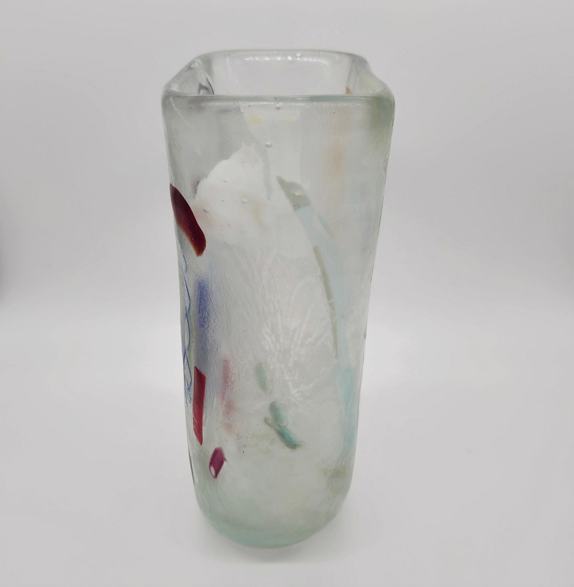 Vaso originale in vetro di Murano con inclusioni di avventurina, (una miscela di vetro e rame), bacchette di vetro colorate e altre macchie, Angelo Rinaldi, Murano 1975.
Superficie incisa.
Porta una vecchia etichetta di una mostra d'arte italiana