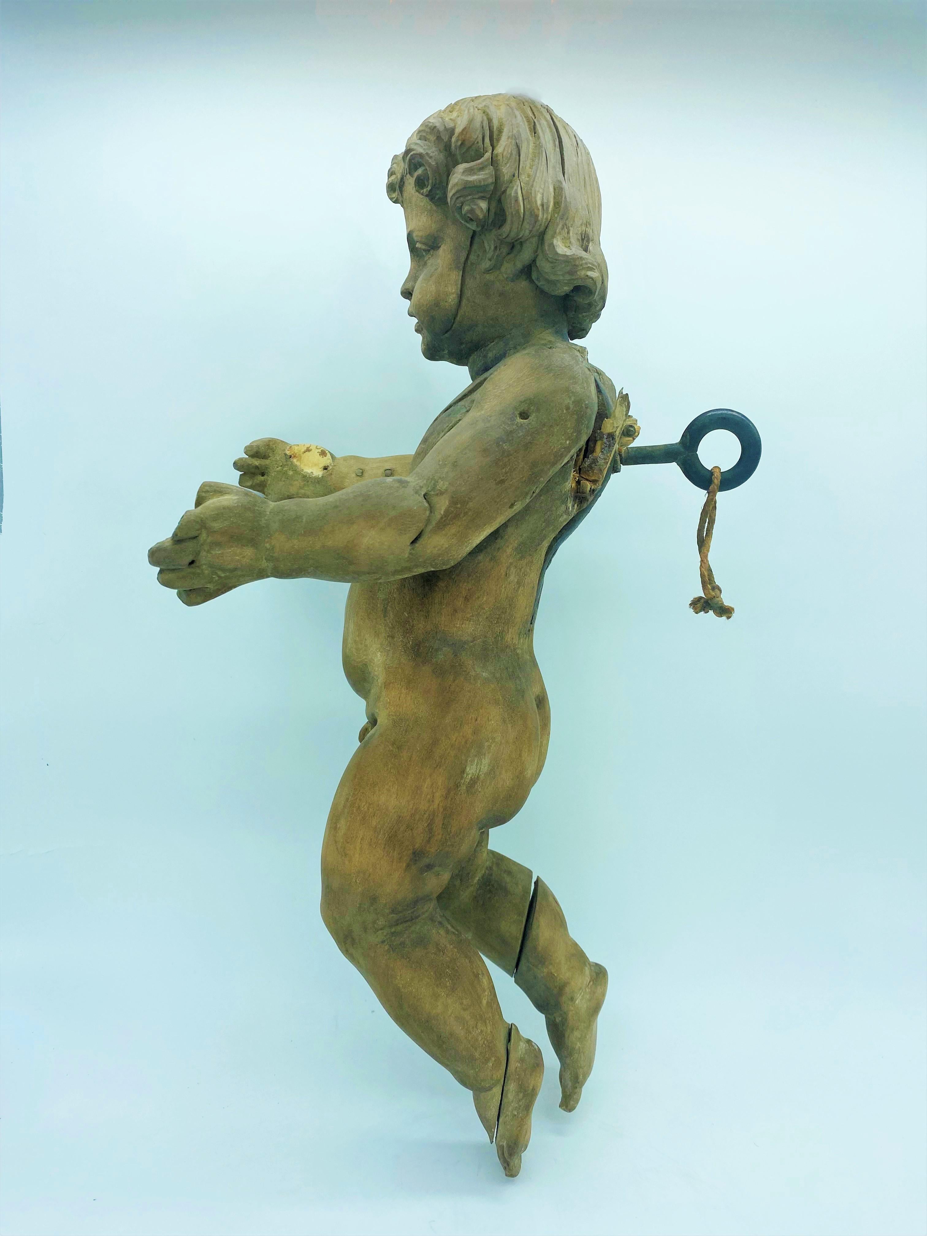 Belle statue en bois d'un Angelo de style baroque du 18e siècle.
Il est finement sculpté. Quelques anciennes restaurations sont à noter sur les pieds, et la main gauche. Les ailes arrière sont manquantes.