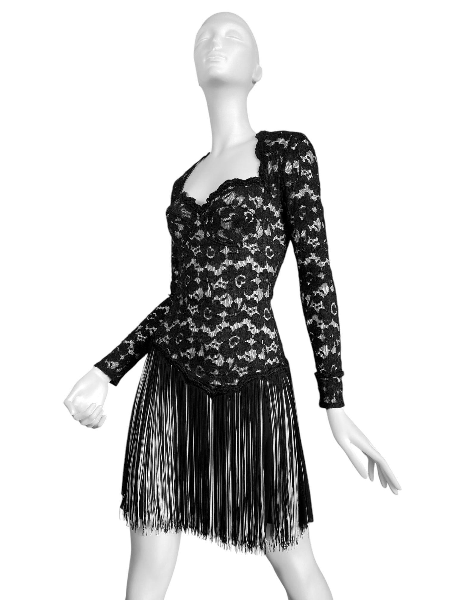 ANGELO TARLAZZI 2000s VESTIDO MINI DE ENCAJE DE ENCAJE NEGRO en Excelente estado para la venta en PARIS, FR