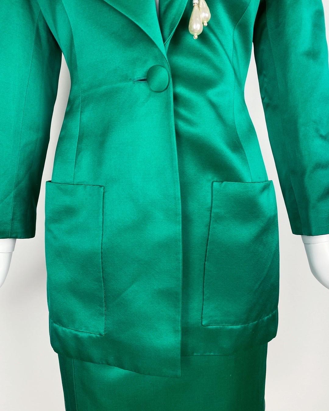 Verde Angelo Tarlazzi, abito con gonna in seta verde smeraldo e colletto oversize, anni '80 in vendita