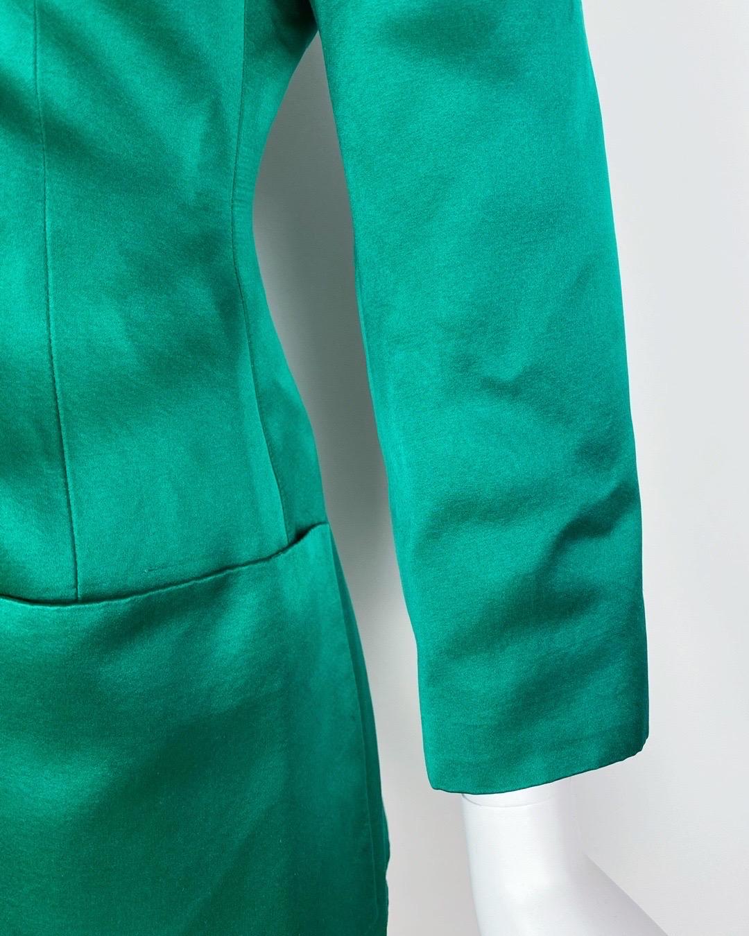 Angelo Tarlazzi, abito con gonna in seta verde smeraldo e colletto oversize, anni '80 In condizioni ottime in vendita a Genève, CH