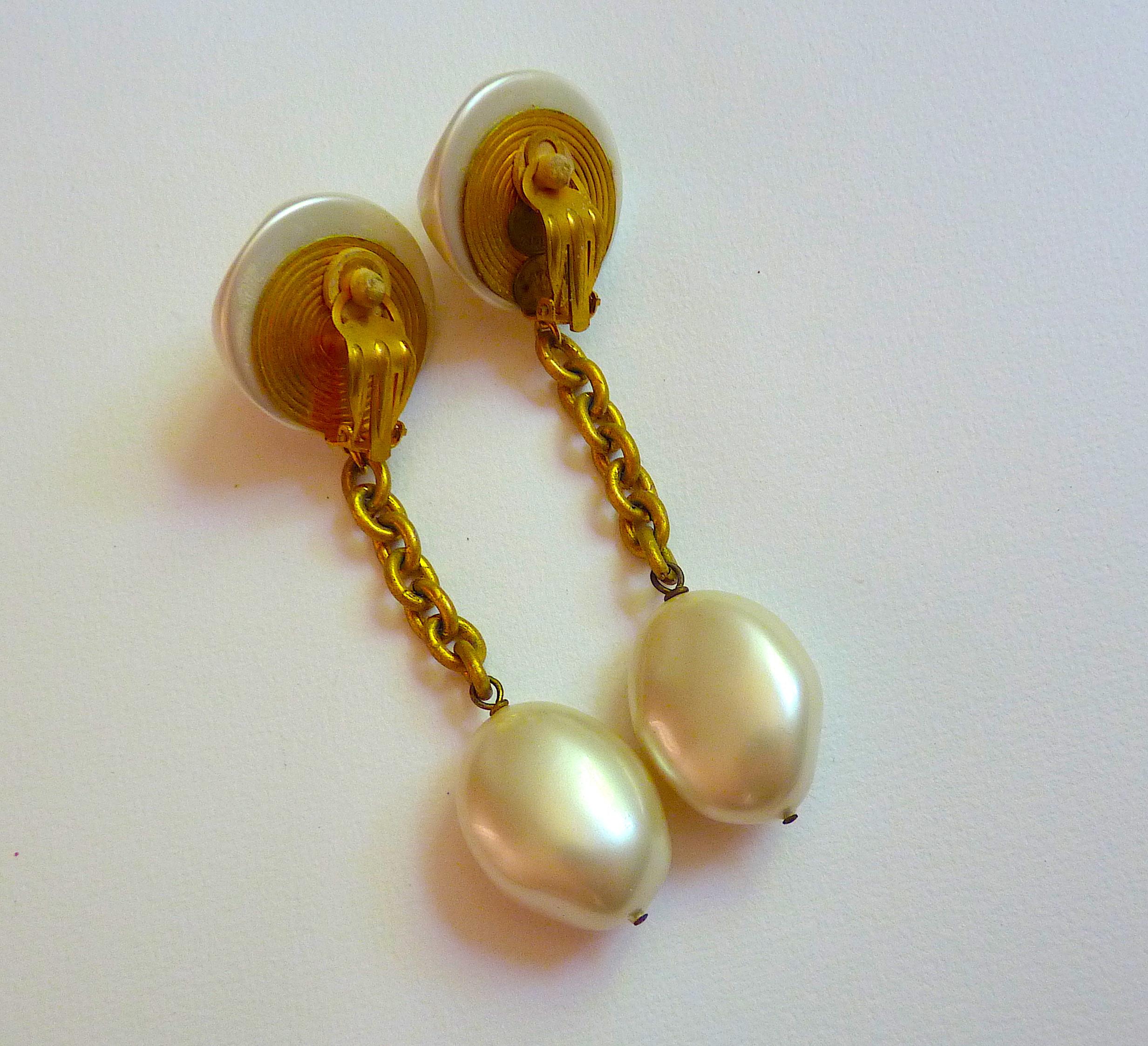 Women's Angelo Tarlazzi Paris Pearl and Gold Tone Chain Clip On Earrings, Vintage 1980s For Sale