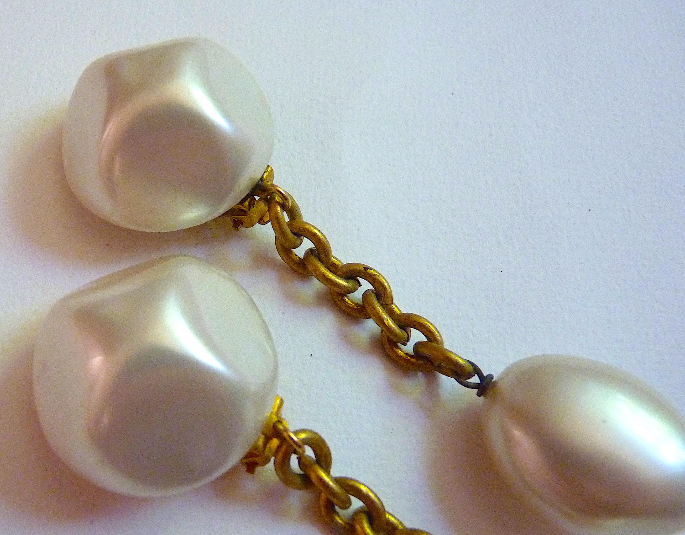 Angelo Tarlazzi Paris Pearl and Gold Tone Chain Clip On Earrings, Vintage 1980s For Sale 1