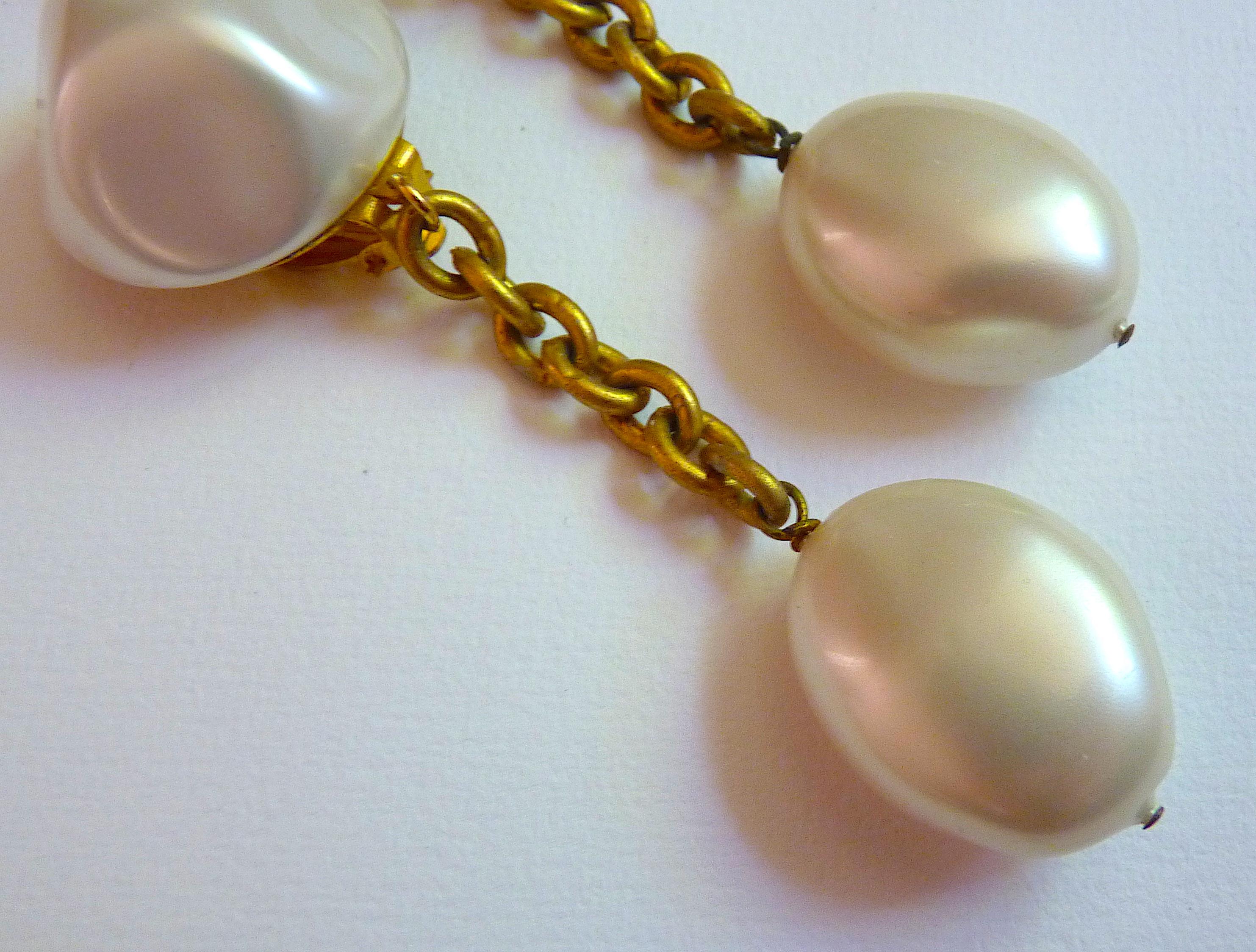 Angelo Tarlazzi Paris Pearl and Gold Tone Chain Clip On Earrings, Vintage 1980s For Sale 2