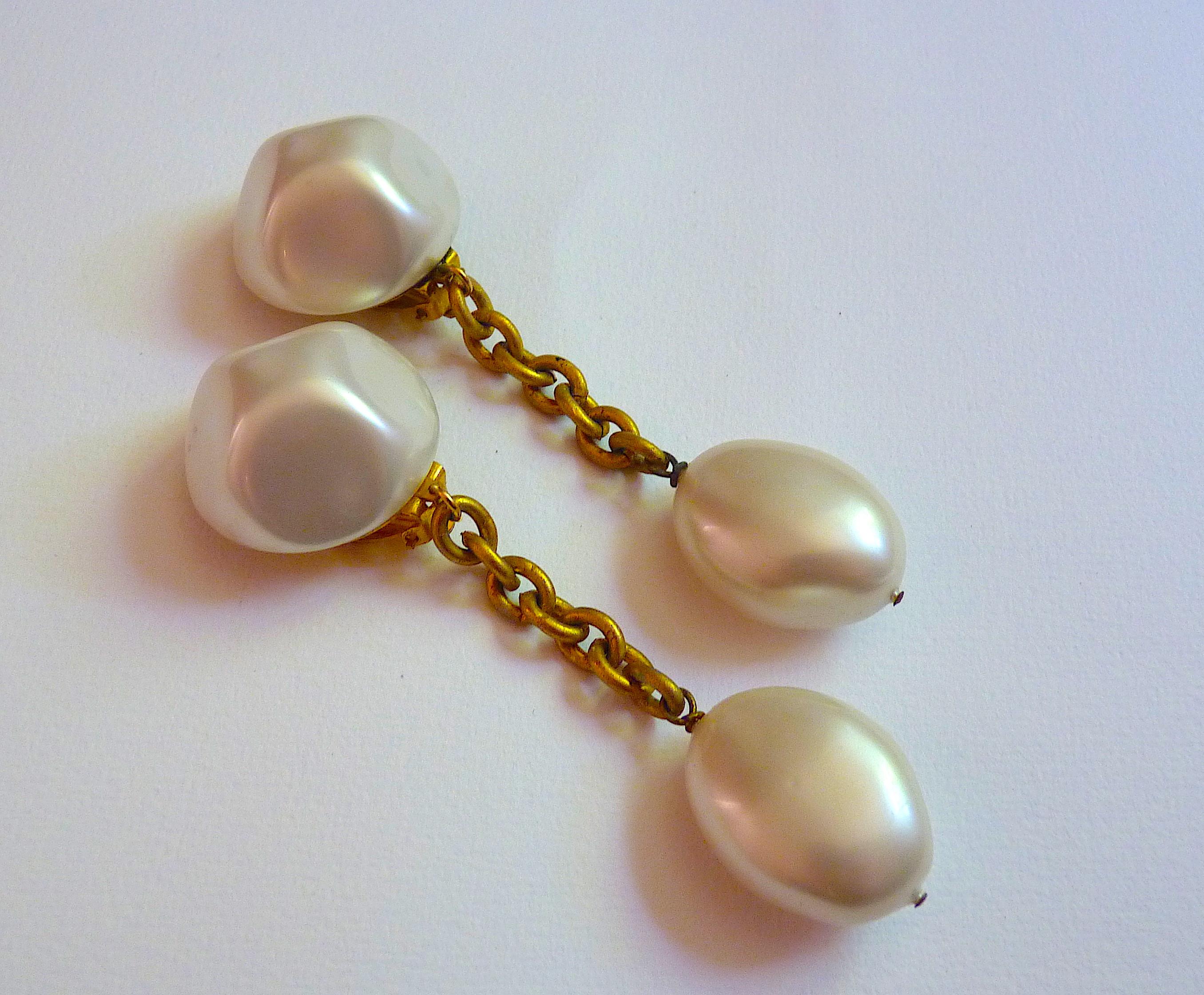 Angelo Tarlazzi Paris Pearl and Gold Tone Chain Clip On Earrings, Vintage 1980s For Sale 3