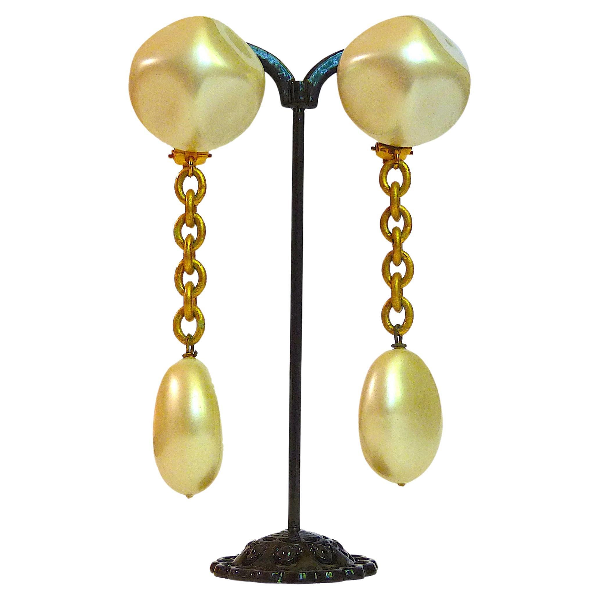 Angelo Tarlazzi Paris Boucles d'oreilles à clip en perles et chaîne en or, Vintage 1980 en vente