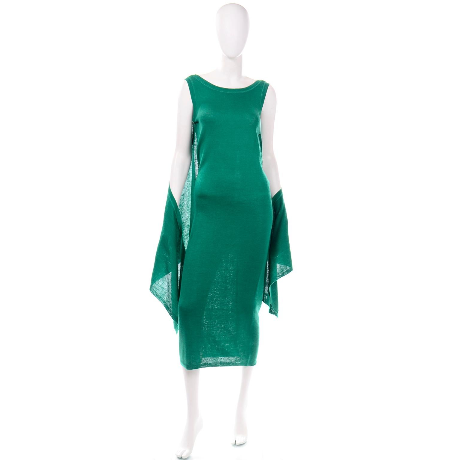 Este divertido vestido verde de punto elástico vintage de Angelo Tarlazzi es increíblemente versátil. El vestido es de punto elástico verde esmeralda con bordes acanalados similares a los de las camisetas, y nos encanta especialmente el panel de