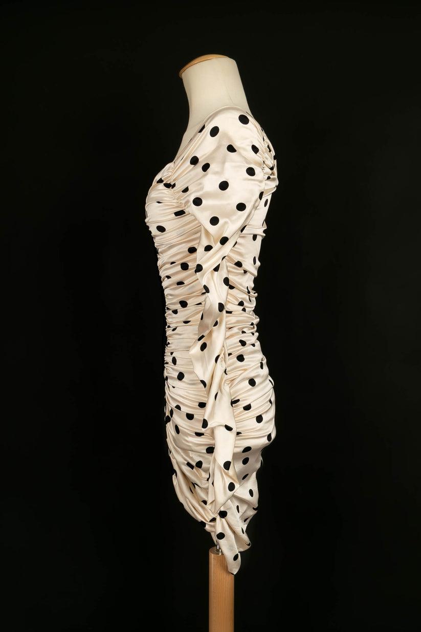 Tarlazzi -(Made in France) Silk dress with black polka dots on beige background. Size 38FR.

Additional information: 
Dimensions: Sleeve length: 72 cm, Length: 96 cm
Condition: Very good condition
Seller Ref number: VR18