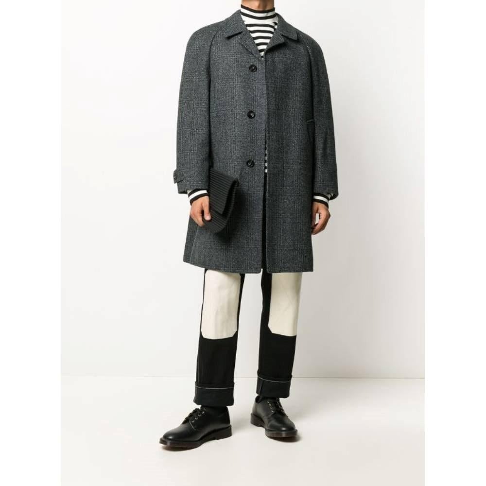 Canda International blue melange wool 90s coat with classic collar, side welt pockets and frontal concealed buttons fastening.

Size: 46 IT

Flat measurements
Height: 104 cm
Bust: 48 cm
Sleeves: 65 cm
Shoulders: 49 cm

Product code: